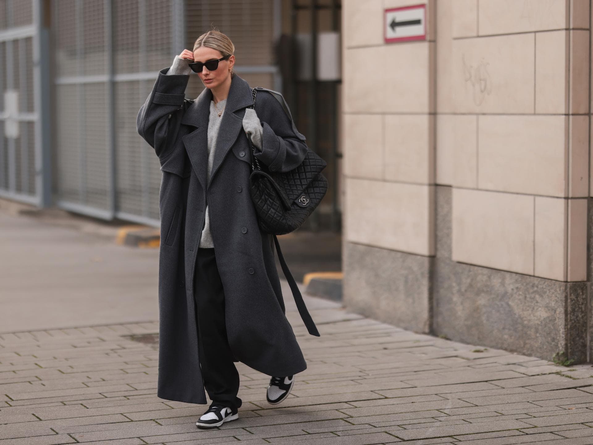 Frau mit oversized Mantel in grau