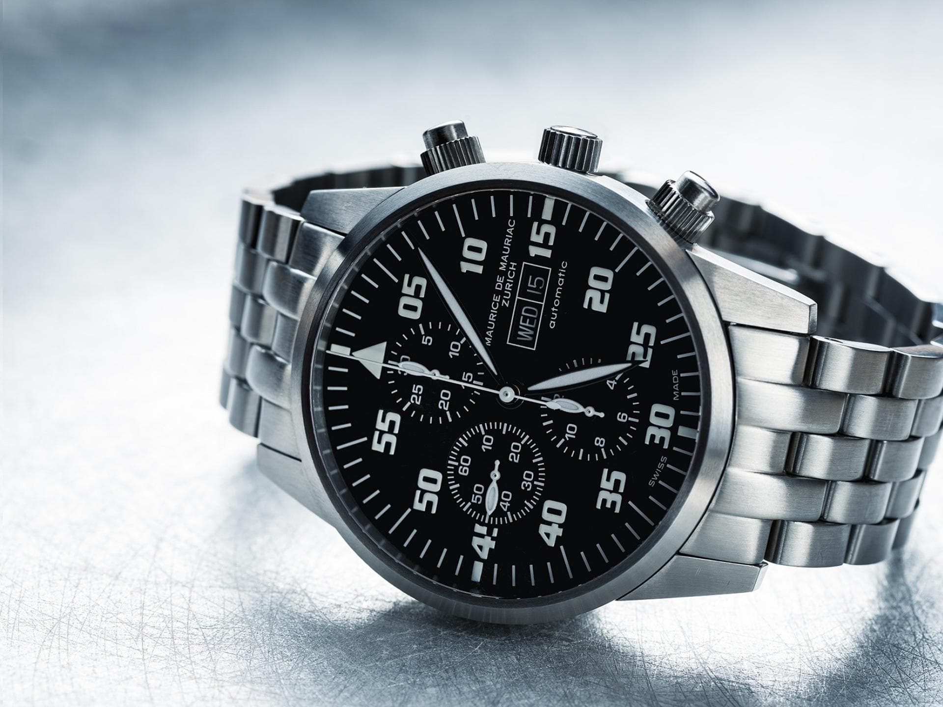 Runde Silberfarbene Chronographenuhr Mit Gliederarmband