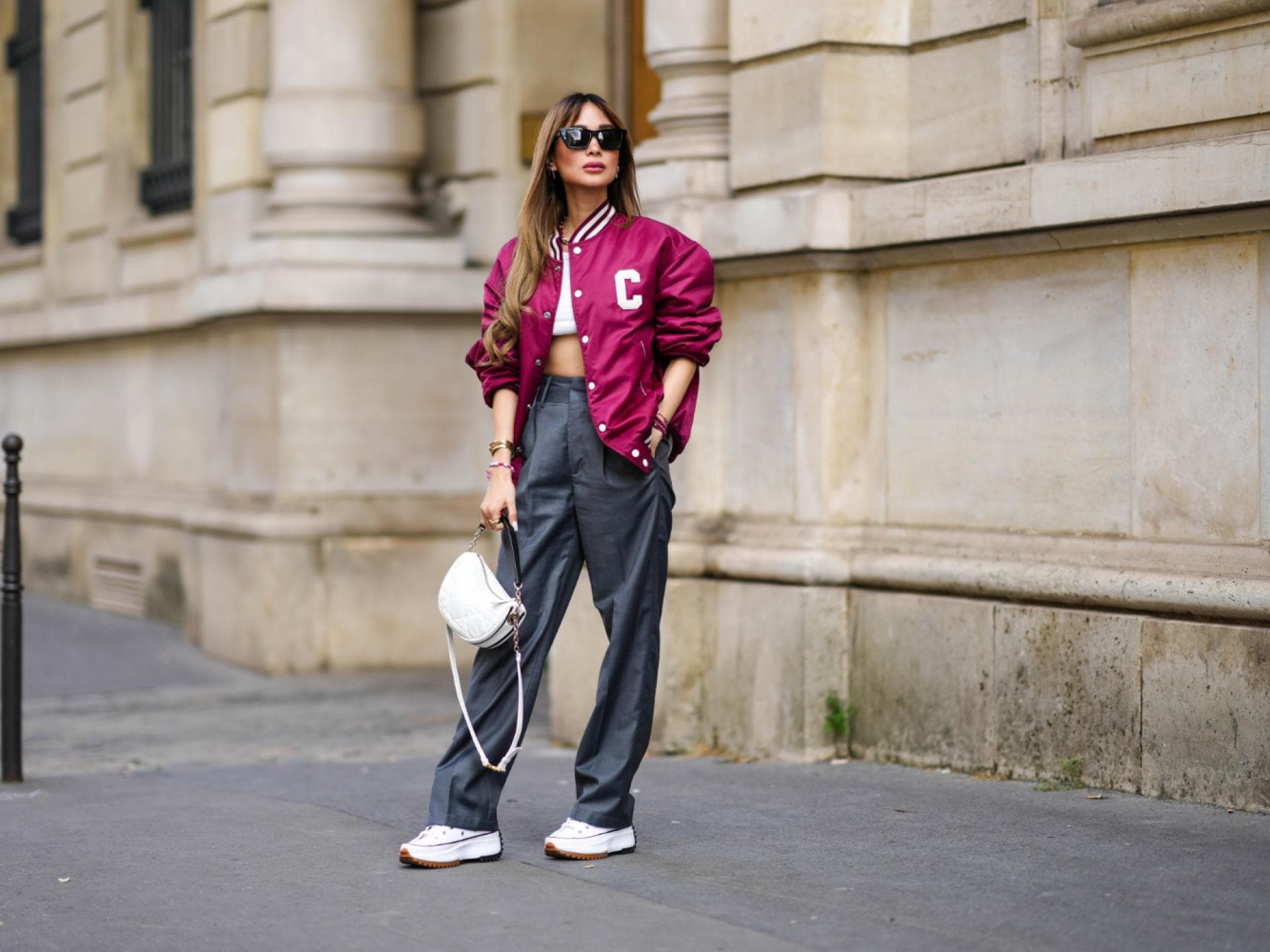 Frau trägt Converse Bomberjacke weite Hose Streetstyle