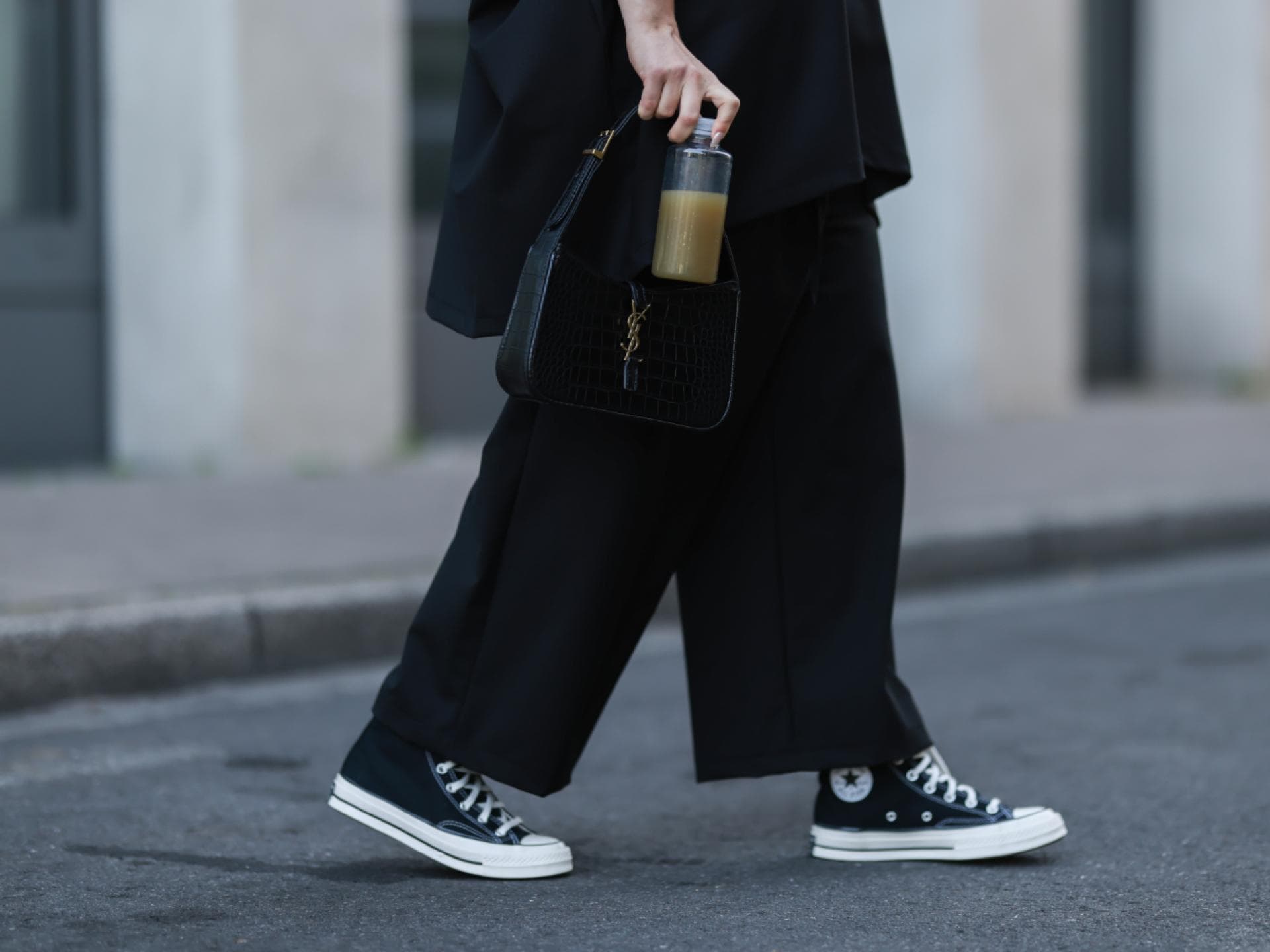 Frau trägt Jeans Paris Fashion Week 2022