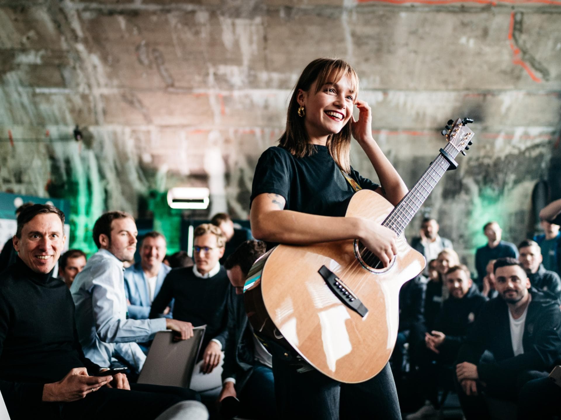 Lotte Sängerin Gitarre in Menge