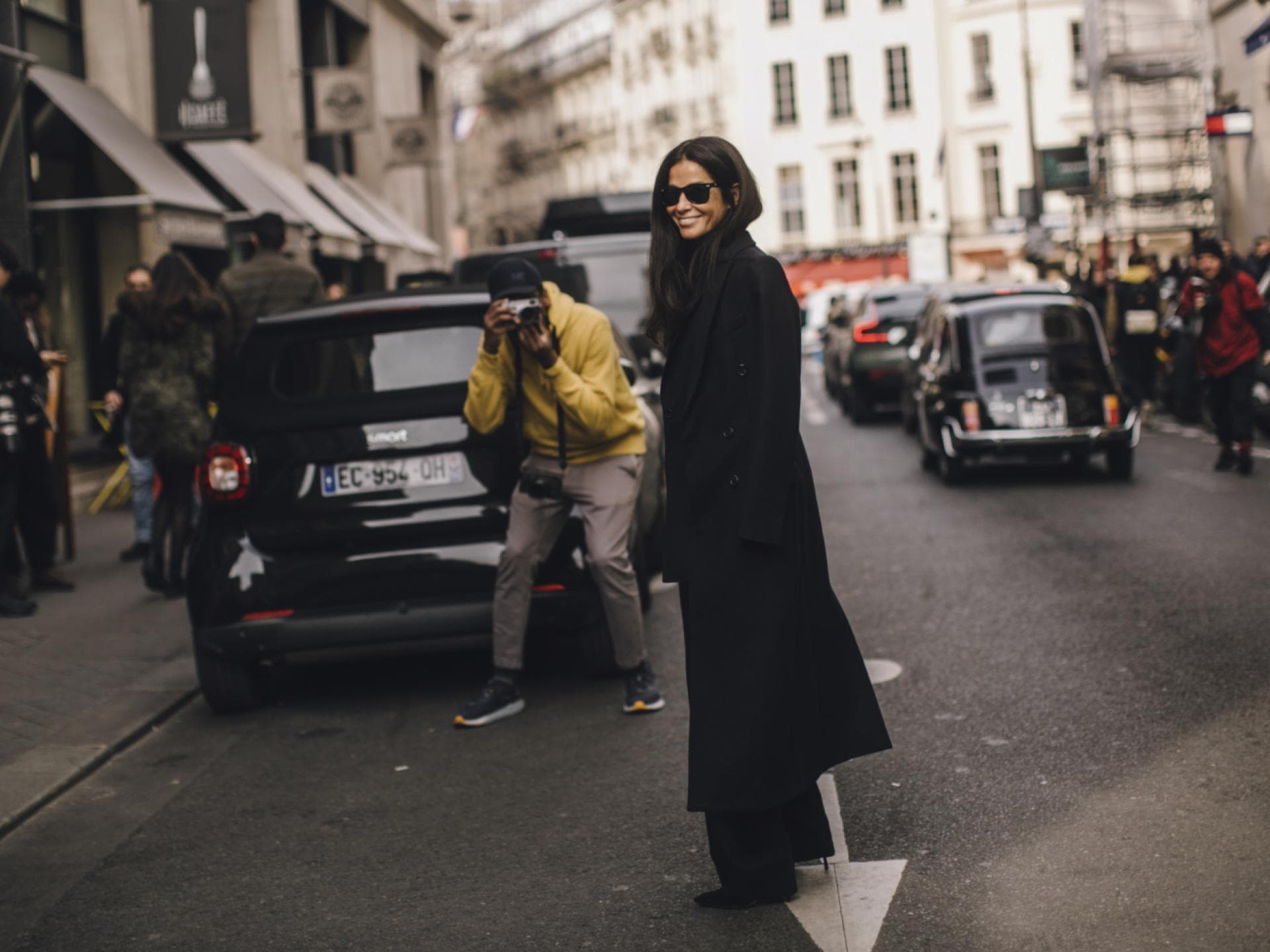 Paris Fashion Week Frau trägt Mantel Streetstyle