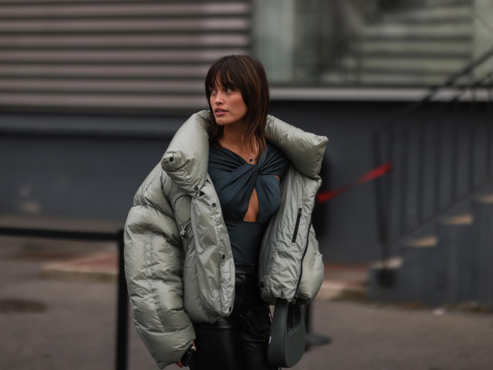 Sarah Ellen trägt Winterjacke hellgrau Streetstyle