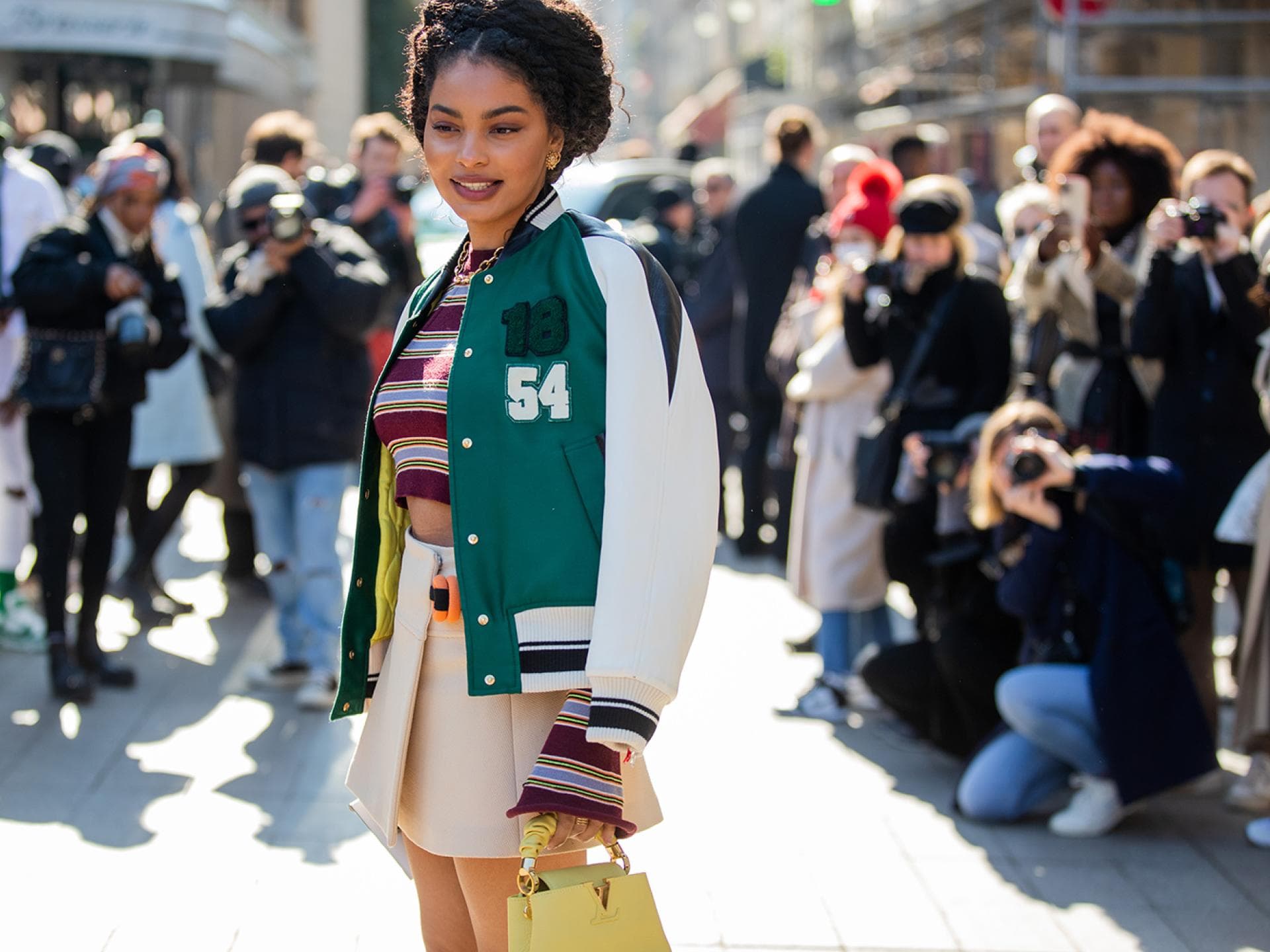 Sharon Alexie in einer Collegejacke mit Rock