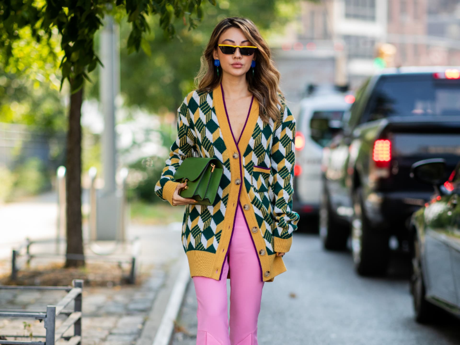 Frau in langem Cardigan
