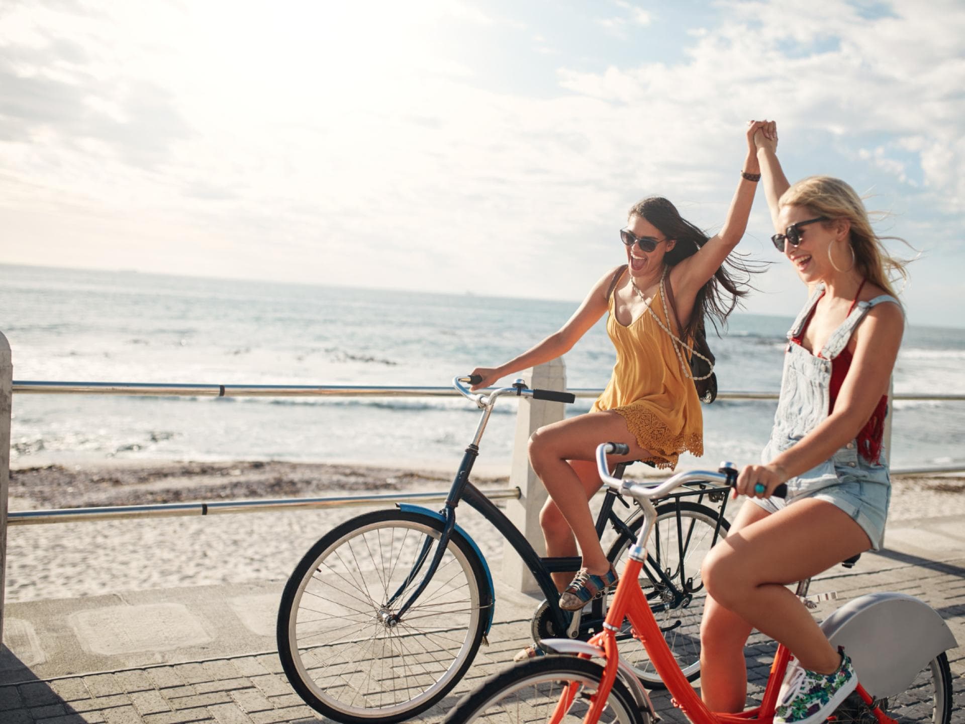 zwei Frauen fahren Fahrrad haben Spaß