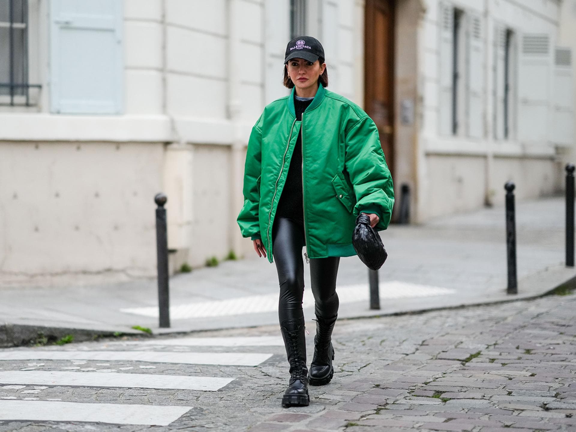 Alexandra Pereira in grüner Bomberjacke