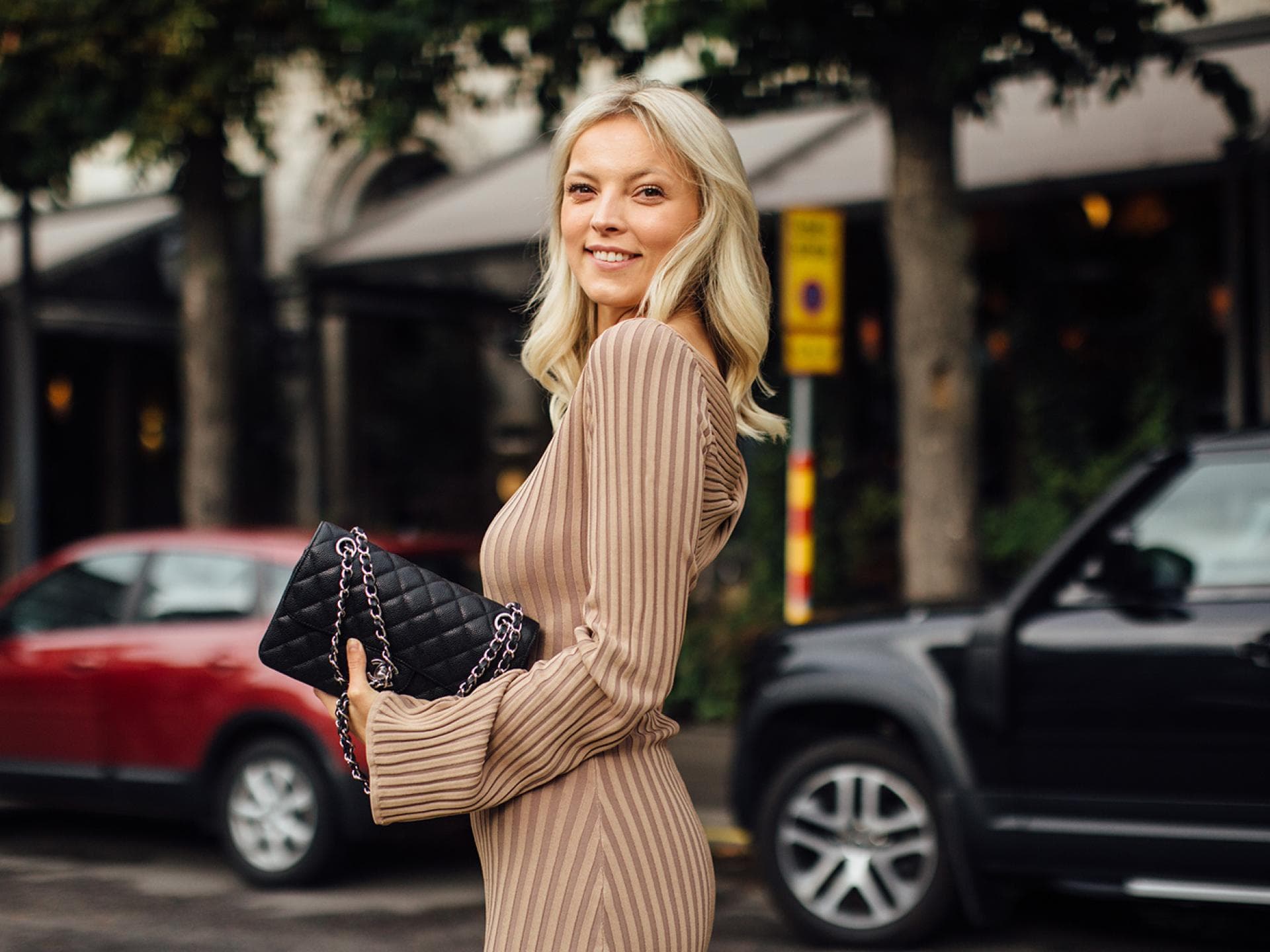 Frau in braunem Strickkleid