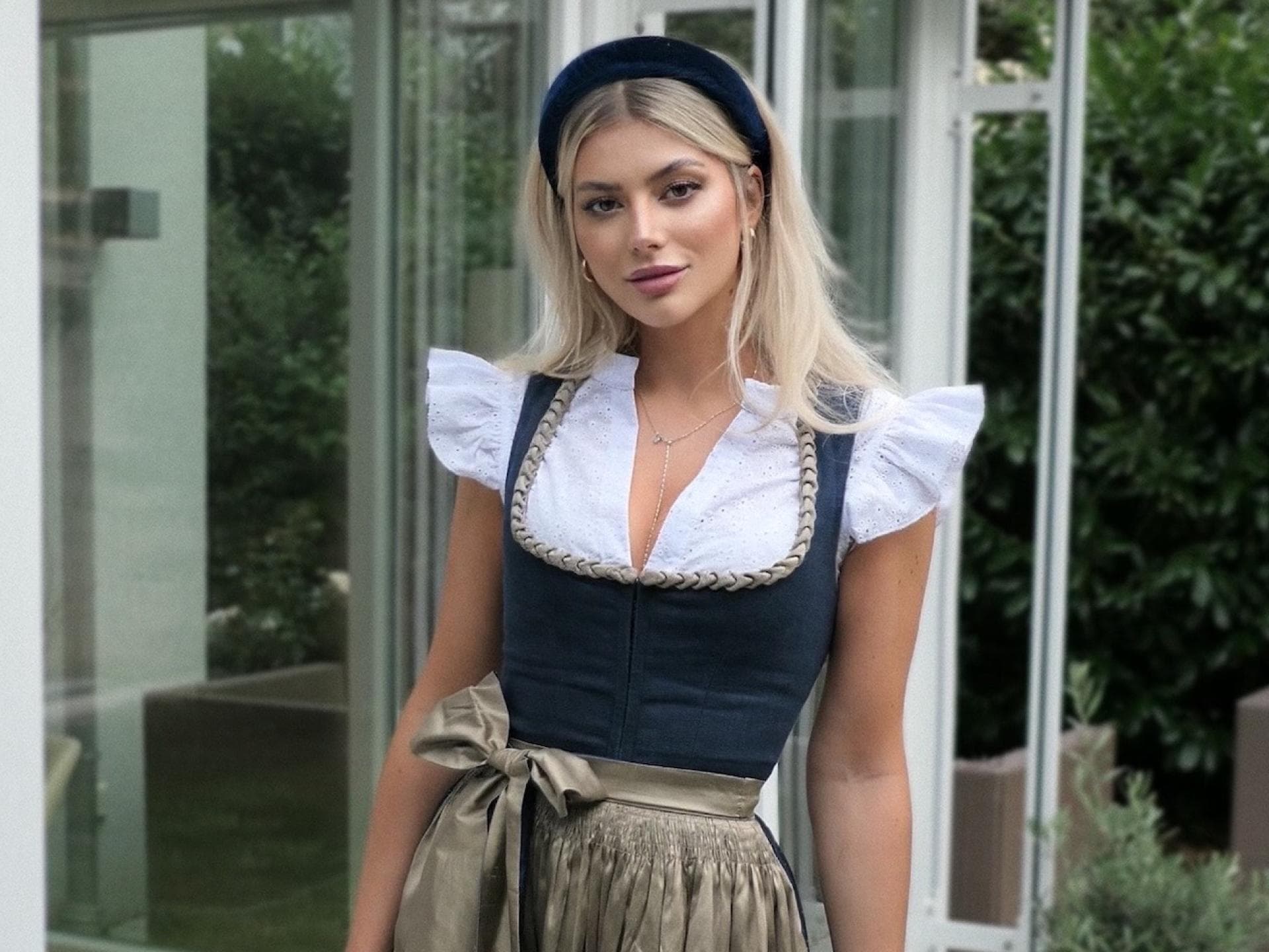 Dirndl kombinieren: Frau in blauer Tracht