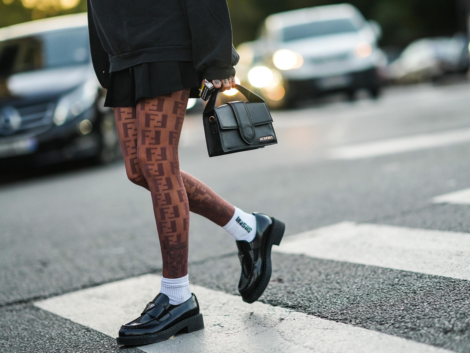 Frau in Strumpfhose mit Loafern von Prada