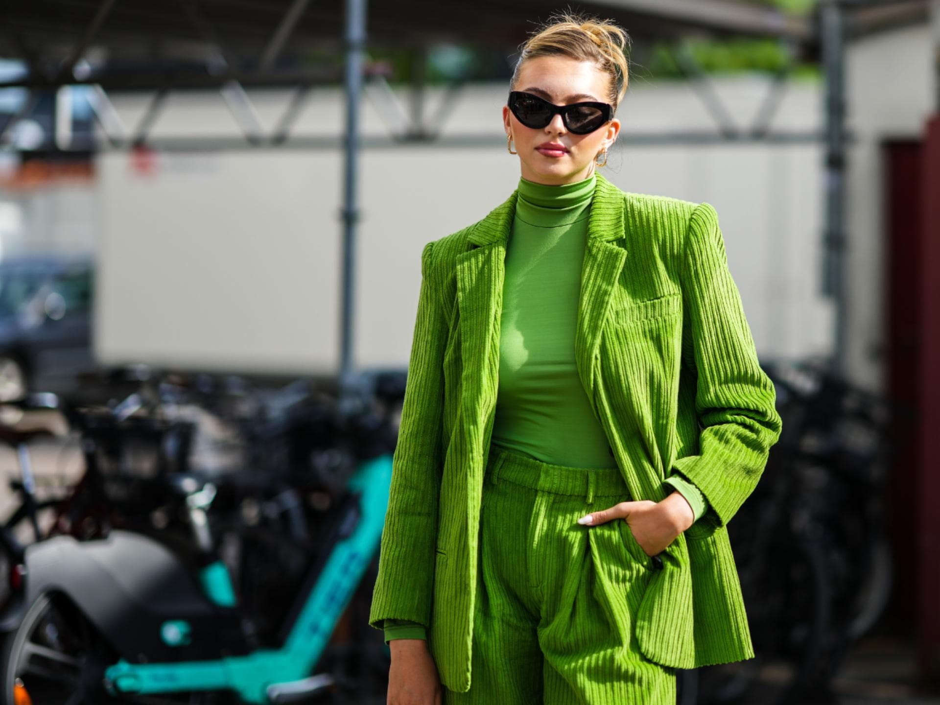 Frau trägt grünen Anzug Kord und grünen Rollkragenpullover Copenhagen Fashion Week Frau trägt grünen Anzug Kord und grünen Rollkragenpullover Copenhagen Fashion Week