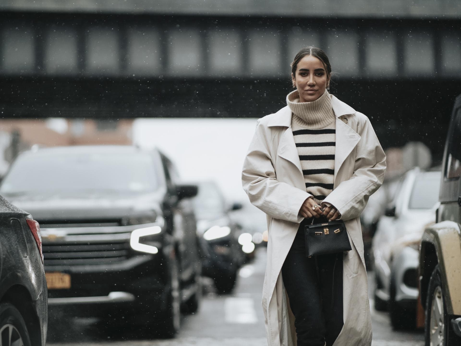 New York Fashion Week Streetstyle Frau trägt Pullover
