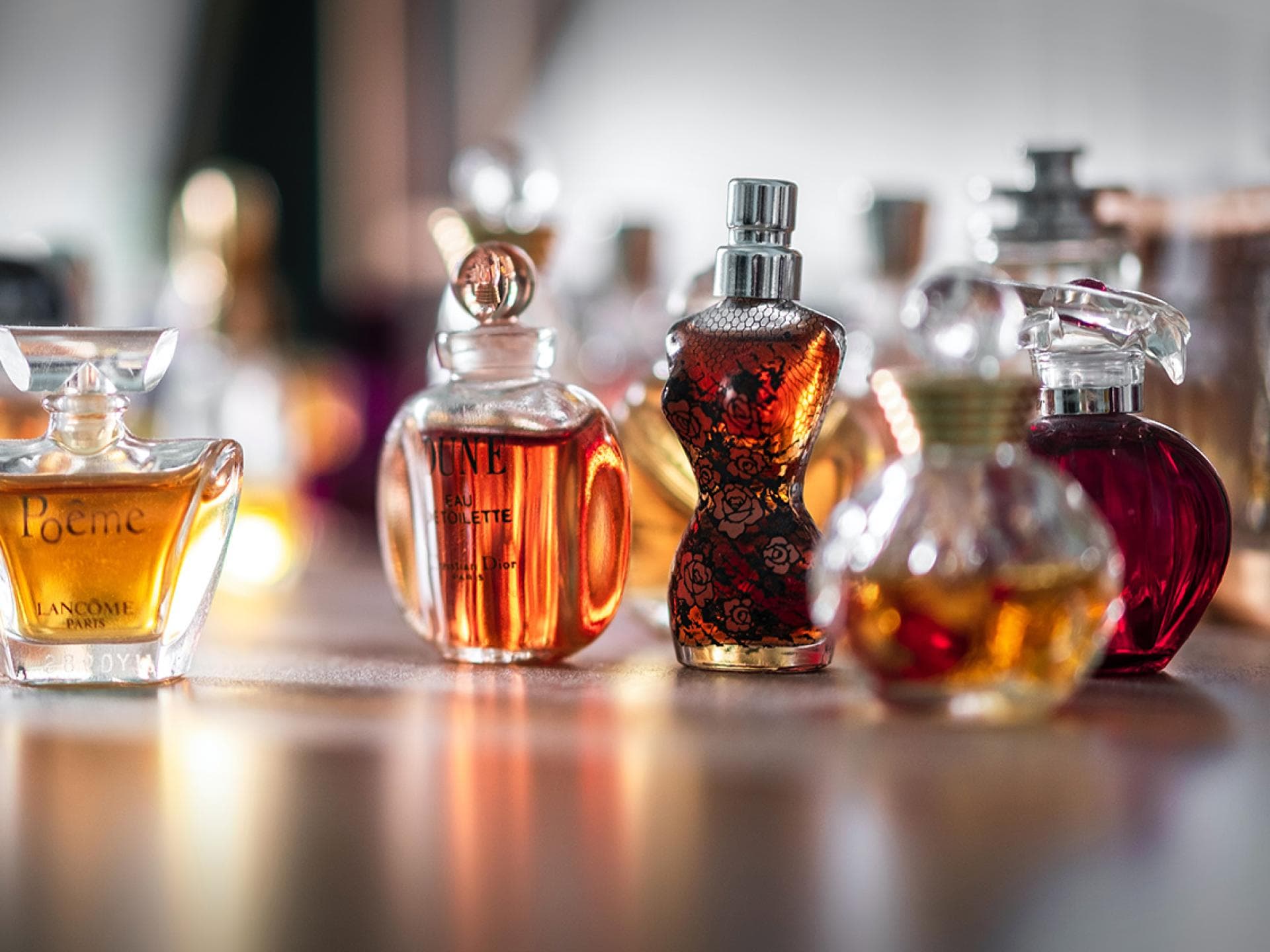Verschiedene Parfumflacons