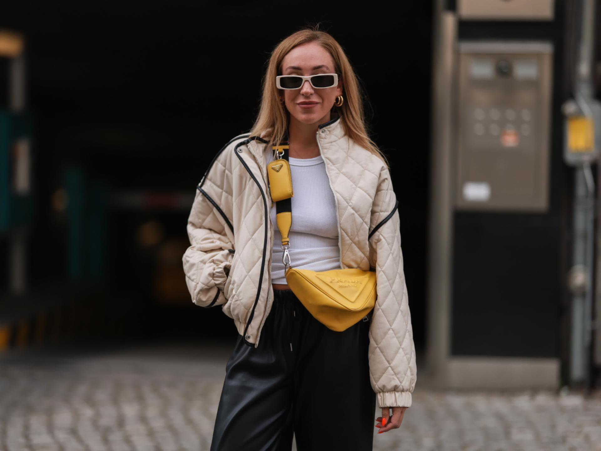 Sonia Lyson trägt beige Steppjacke Streetstyle