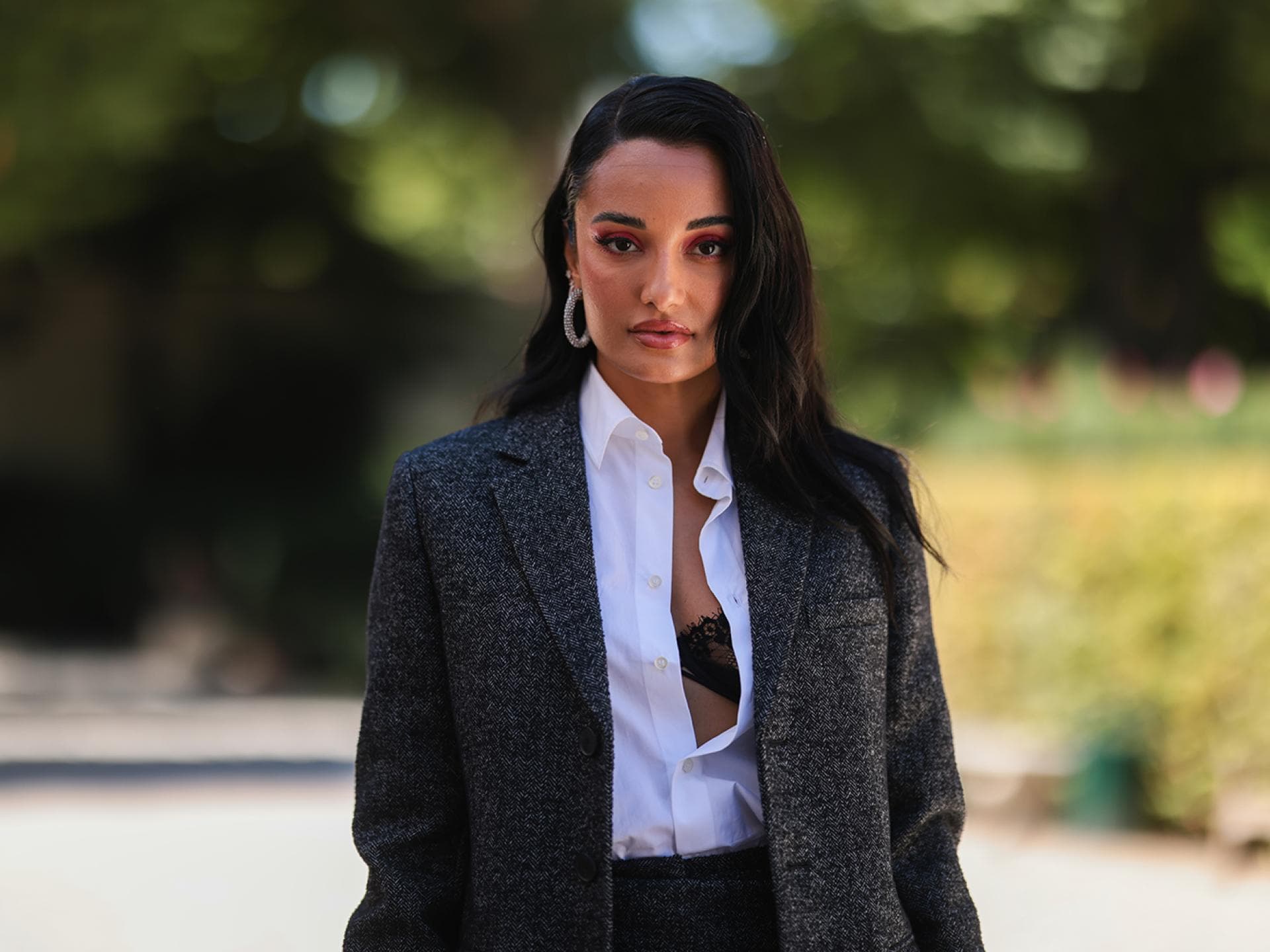 Amina Muddi mit einem Spitzen-BH