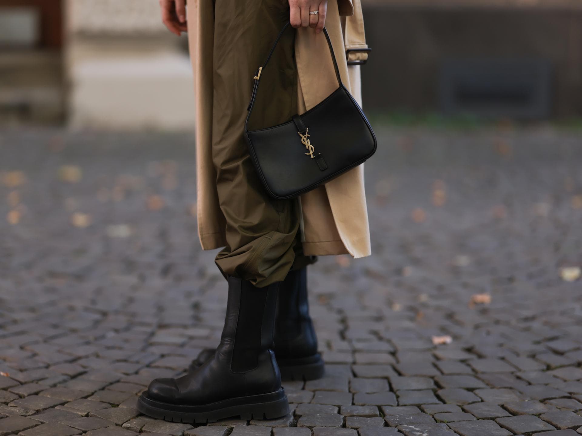 Frau trägt schwarze Chelsea Boots
