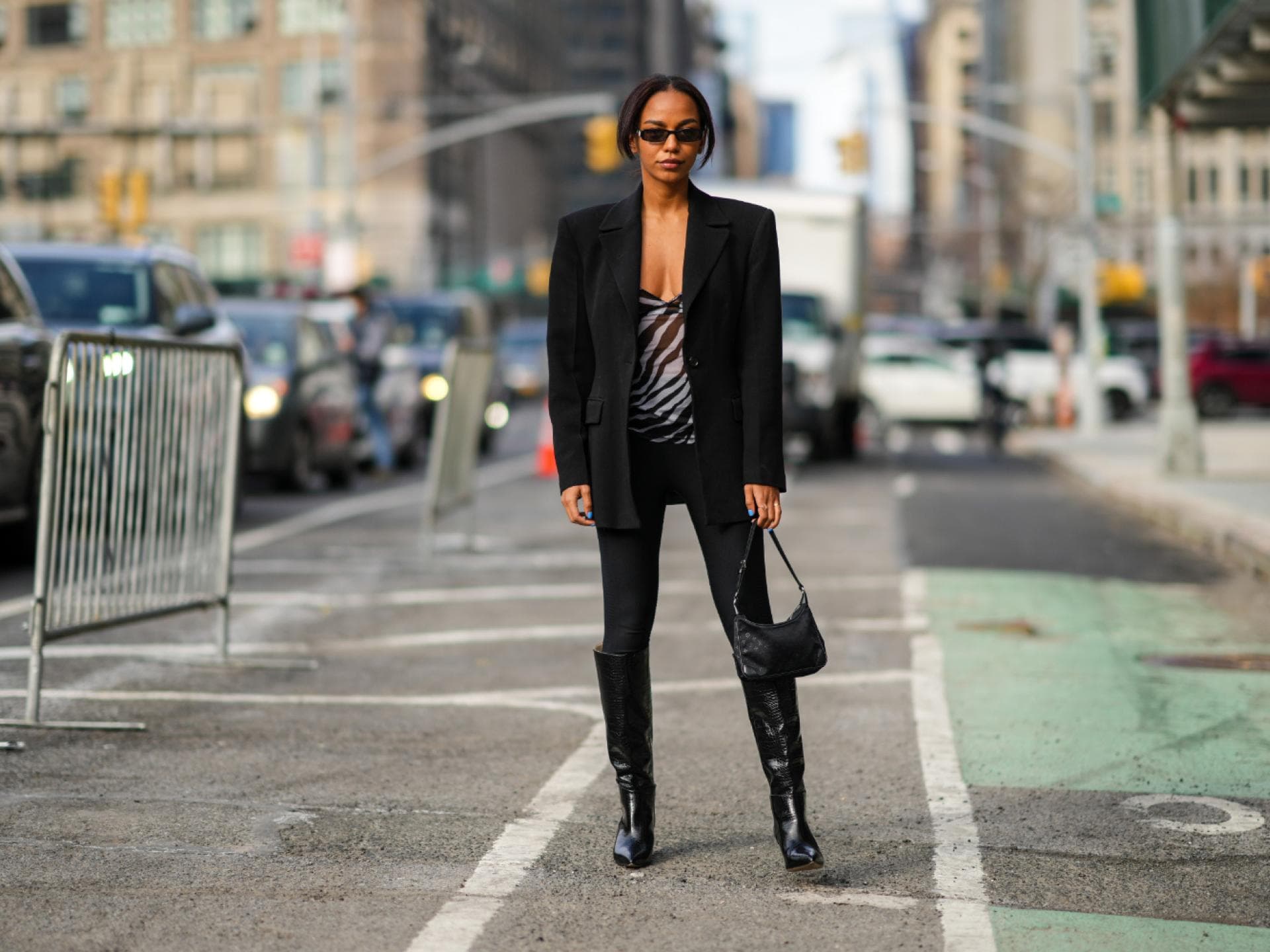 Frau trägt schwarze Leggings Streetstyle Frau trägt schwarze Leggings Streetstyle