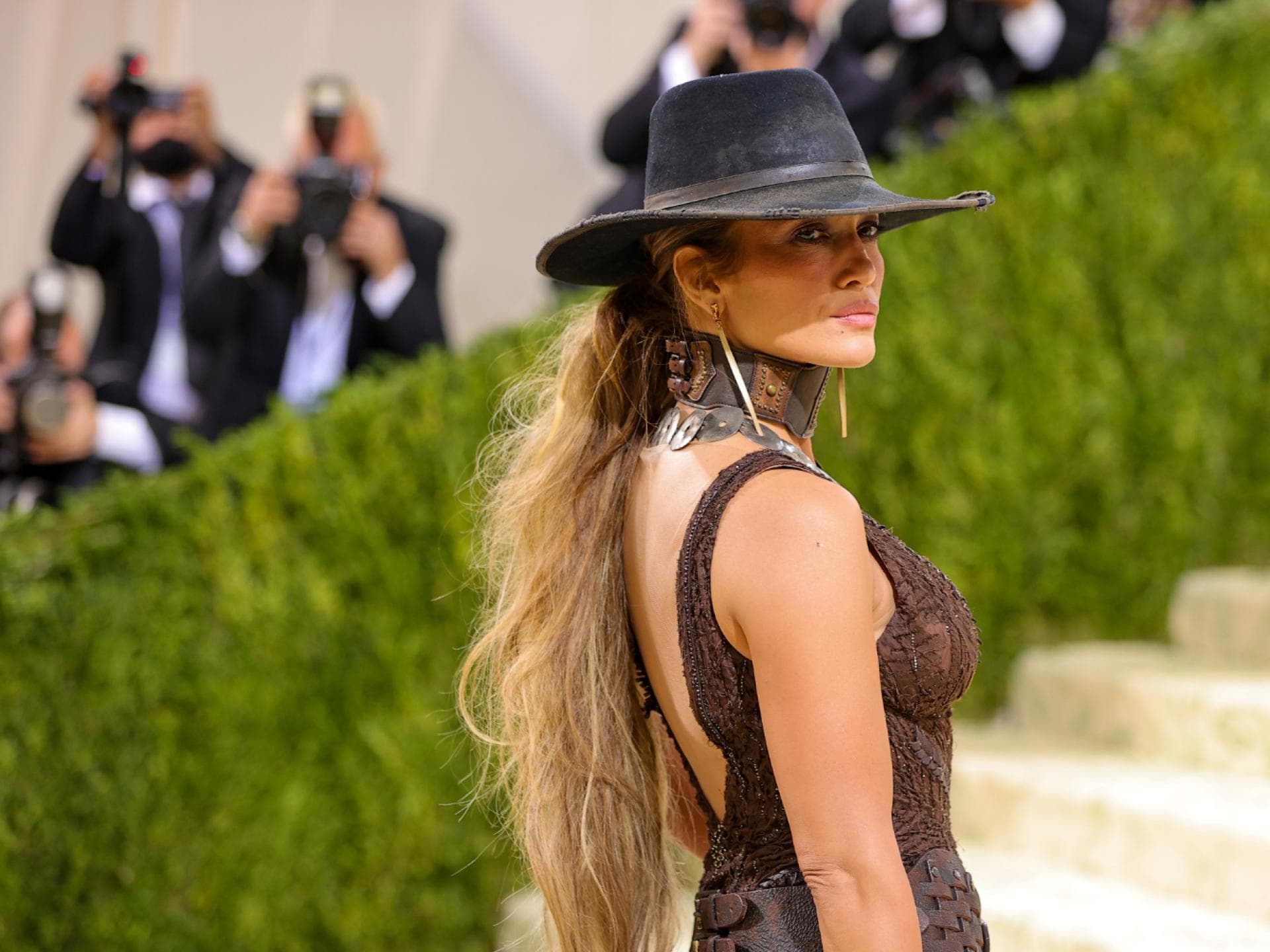 Jennifer Lopez Met Gala trägt Kleid und Hut