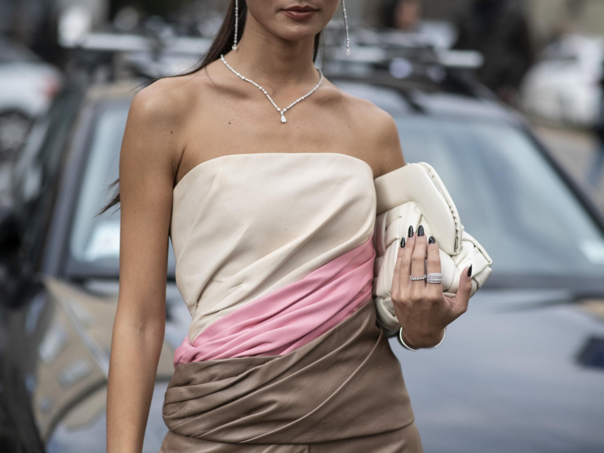 Mailand Fashion Week Frau Streetstyle Bandeau Kleid