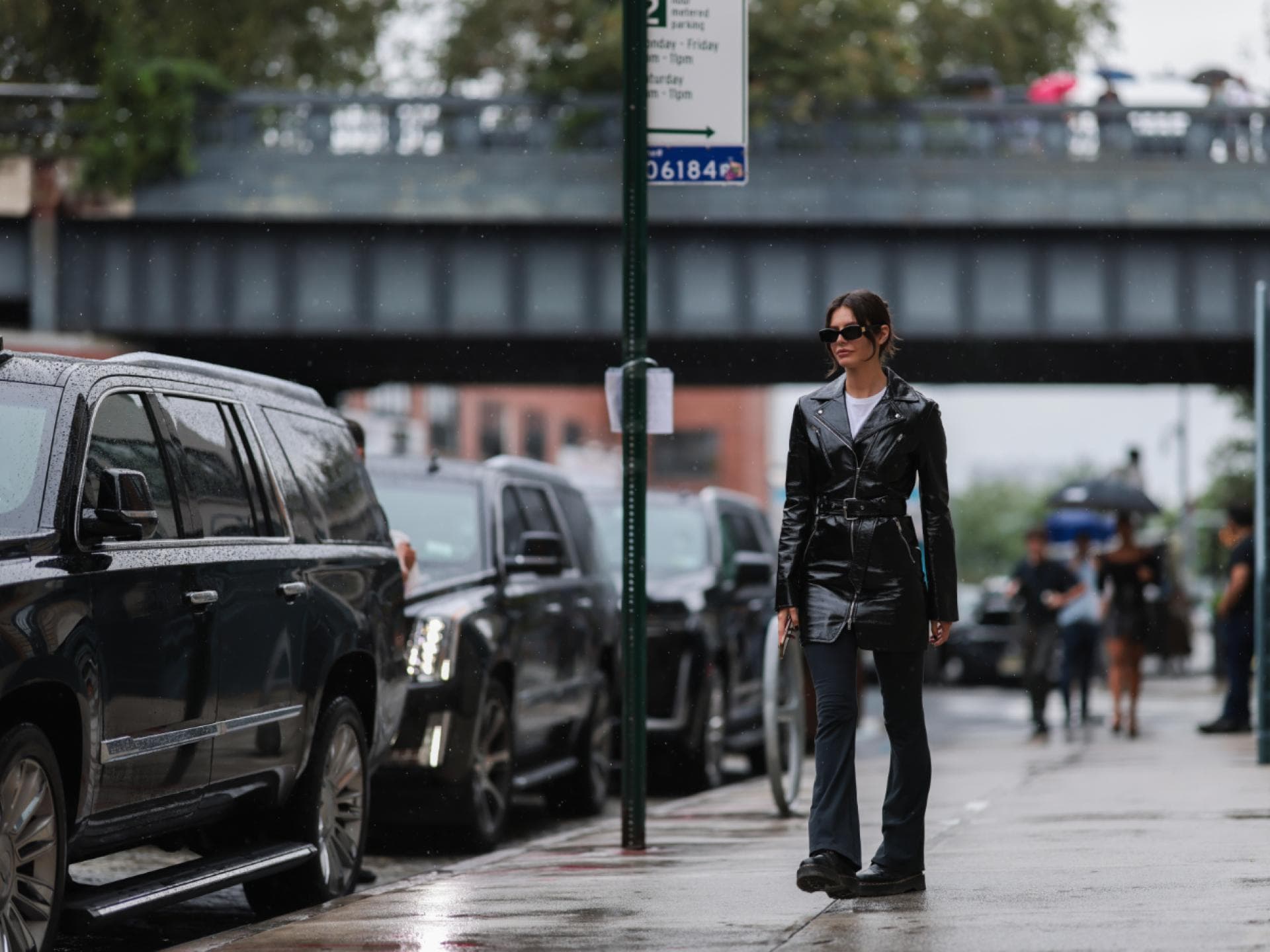 Model Alizee Gamberini trägt Dr Martens schwarzer All Over Look
