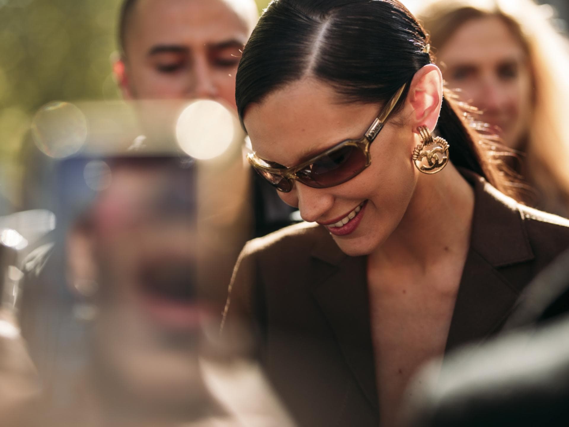 Paris Fashion Week Bella Hadid trägt goldenen Schmuck