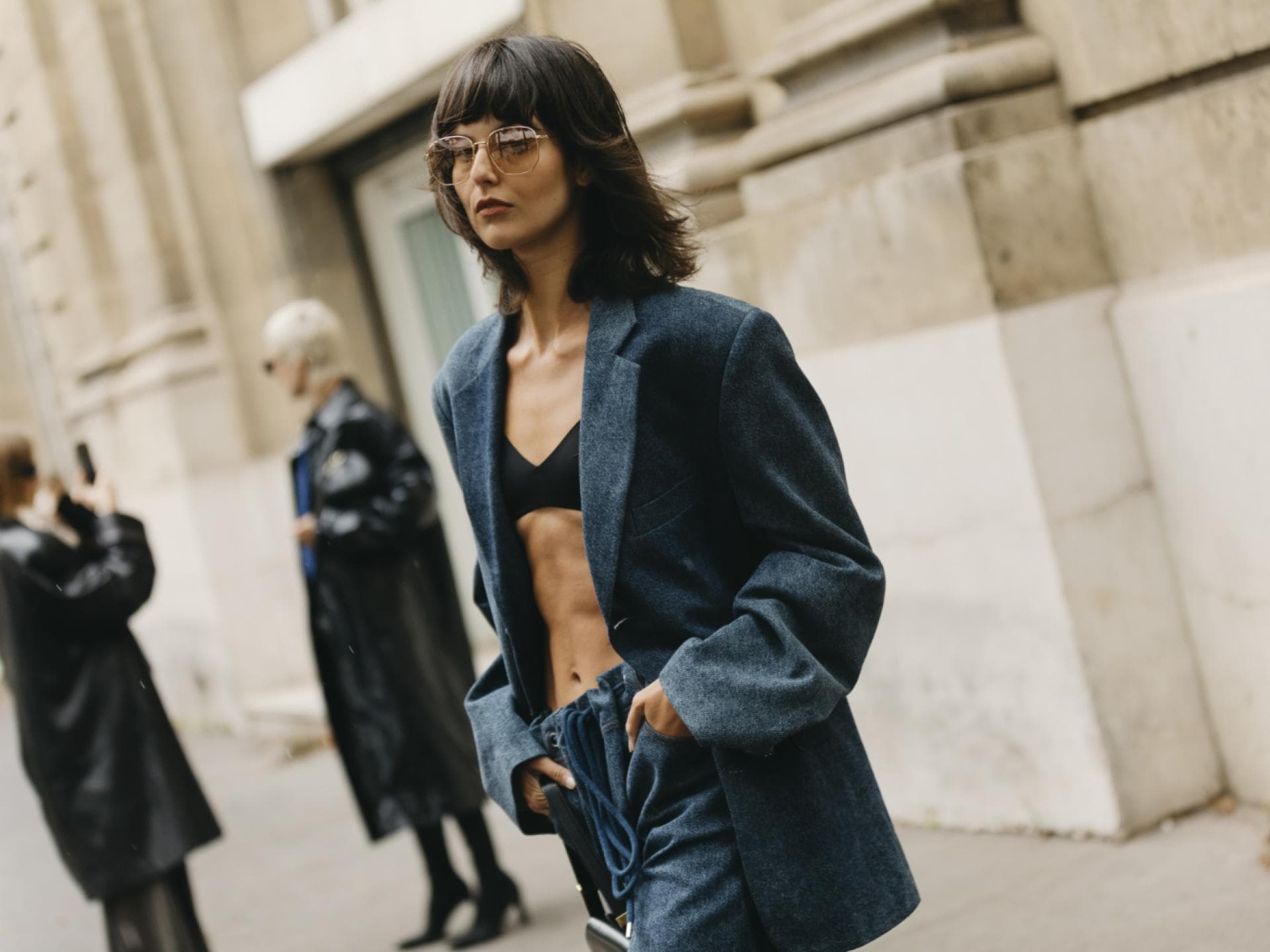 Paris Fashion Week Frau trägt Anzug und BH Paris Fashion Week Frau trägt Anzug und BH