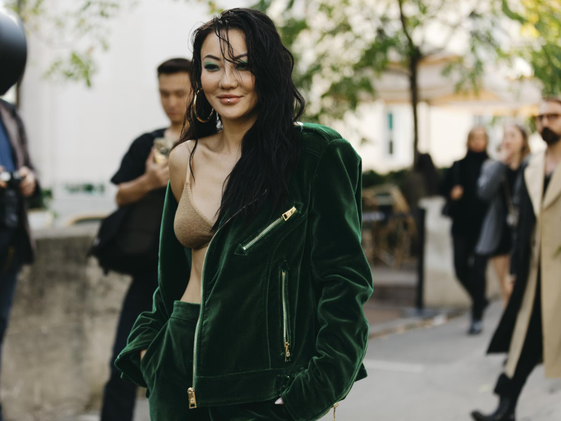 Paris Fashion Week Frau trägt Samt Anzug grün und BH