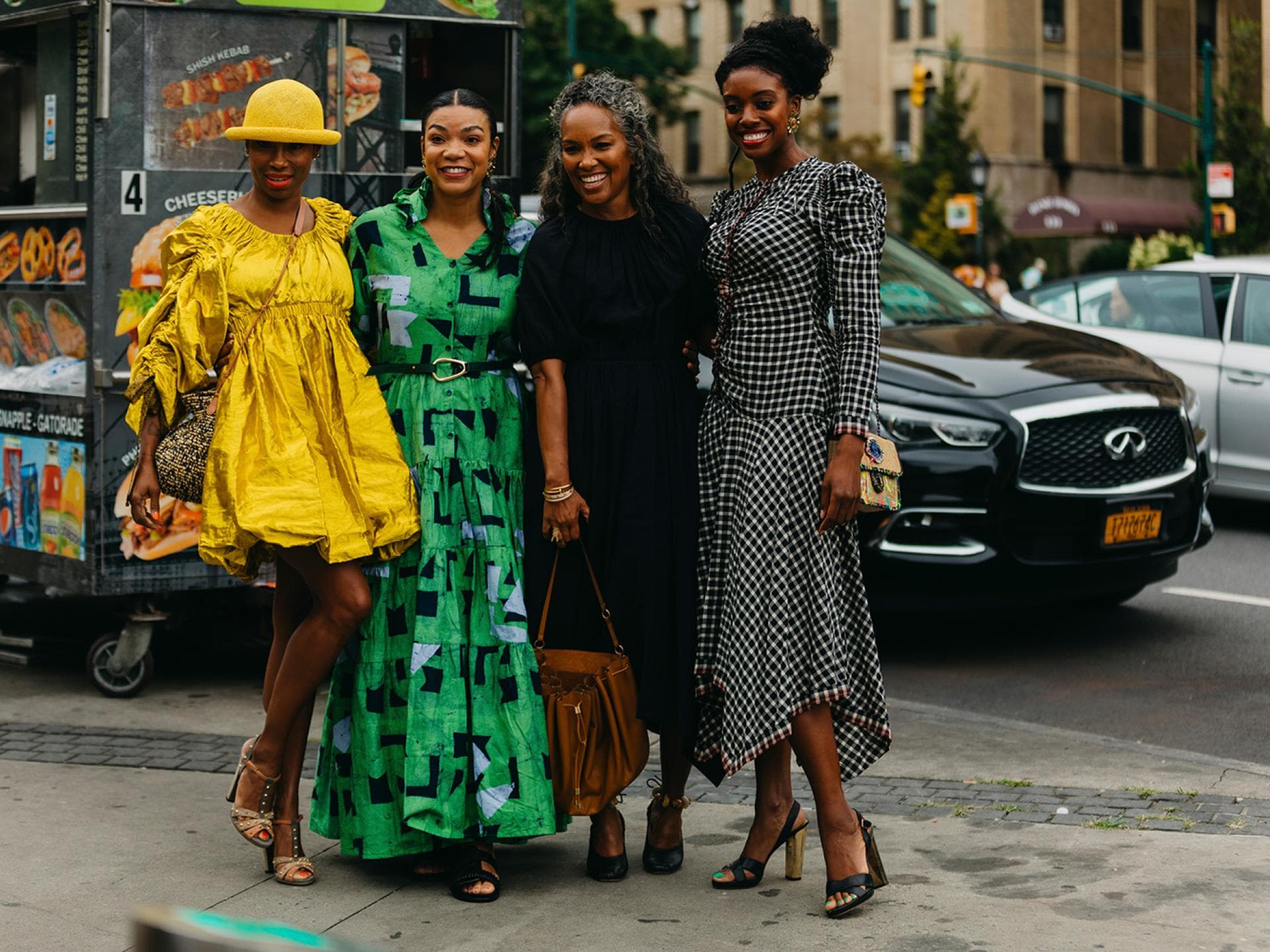 vier stylische Frauen in angesagten Looks