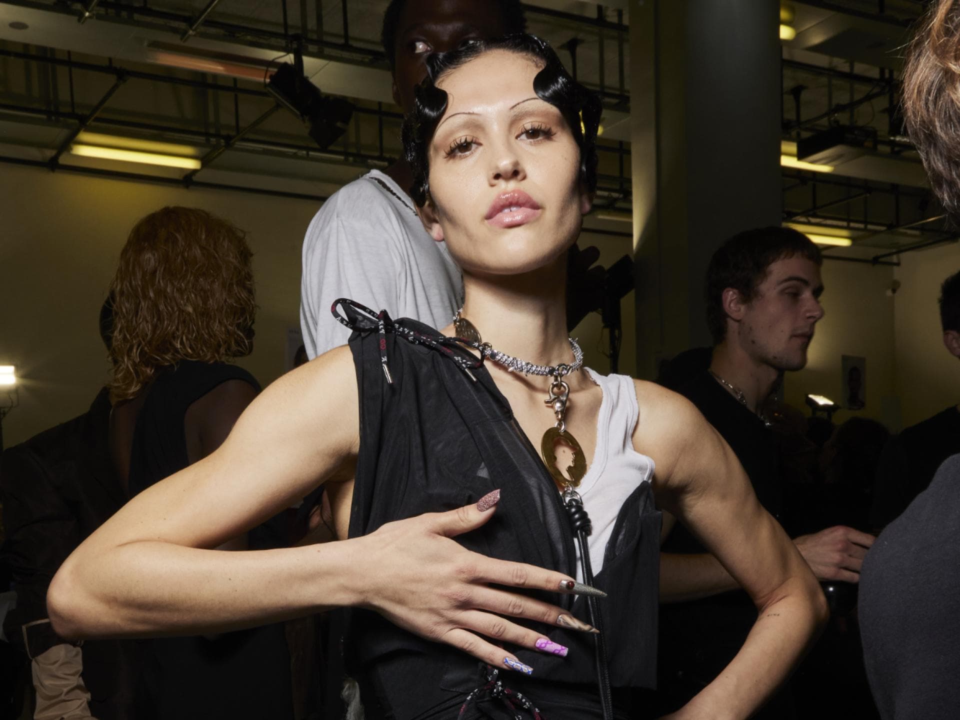 Fashion Week Backstage Beauty Wimpern Nägel