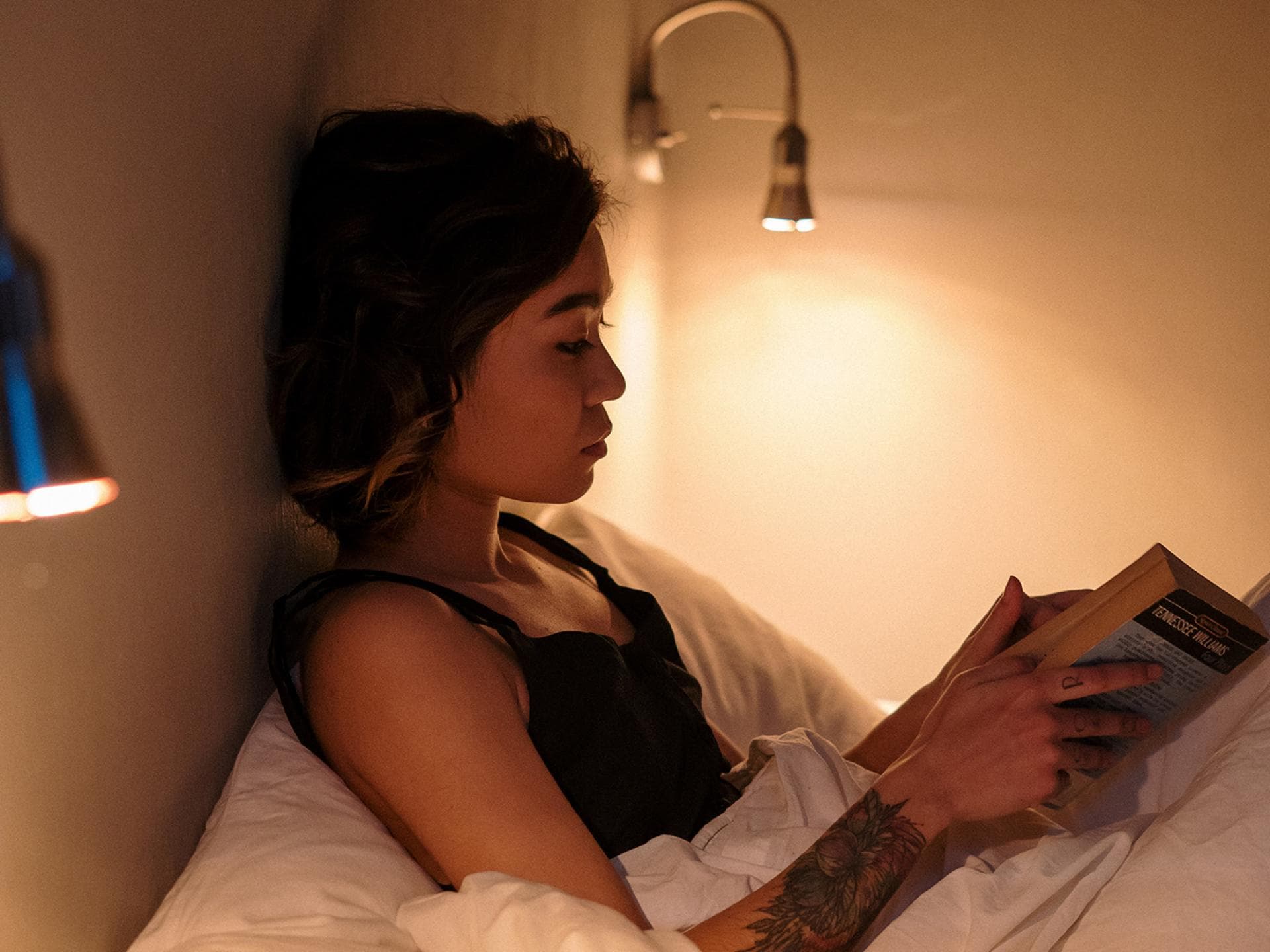 Frau liest Buch im Bett Frau liest Buch im Bett