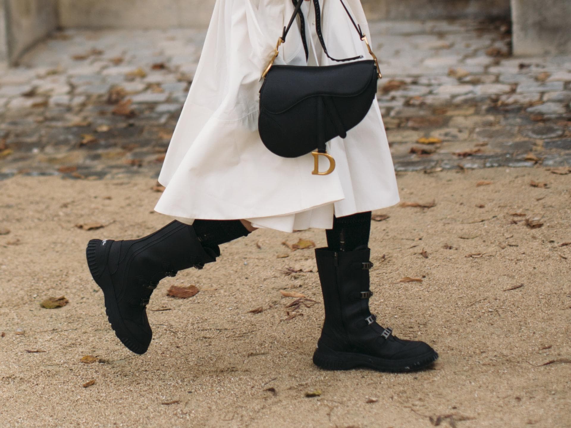 Stiefel-Trends für Frauen ab 50: Diese Boots von Tamaris lieben alle im Herbst Frau trägt schwarze Stiefel
