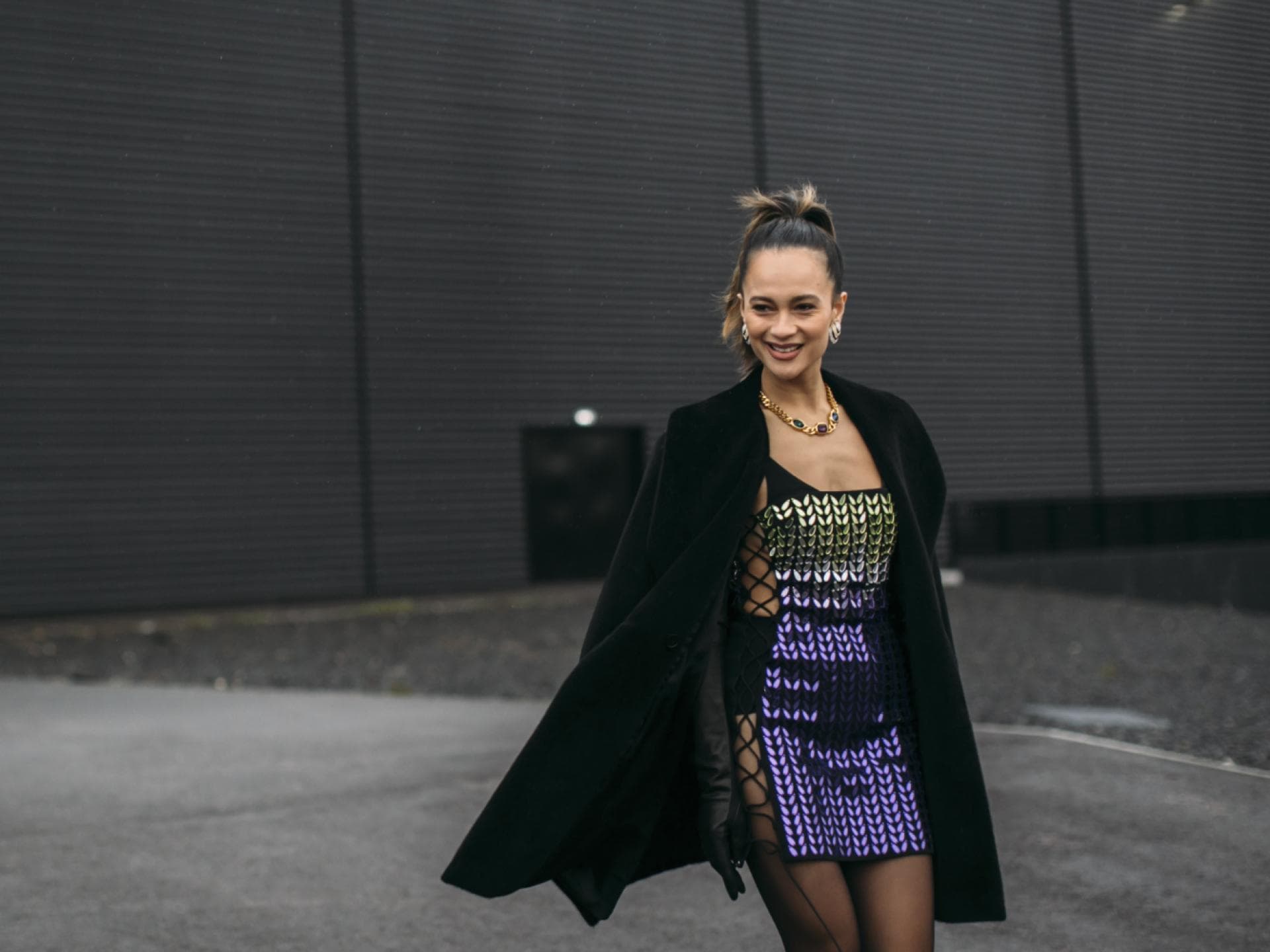 Frau trägt Paillettenkleid Streetstyle mit Mantel