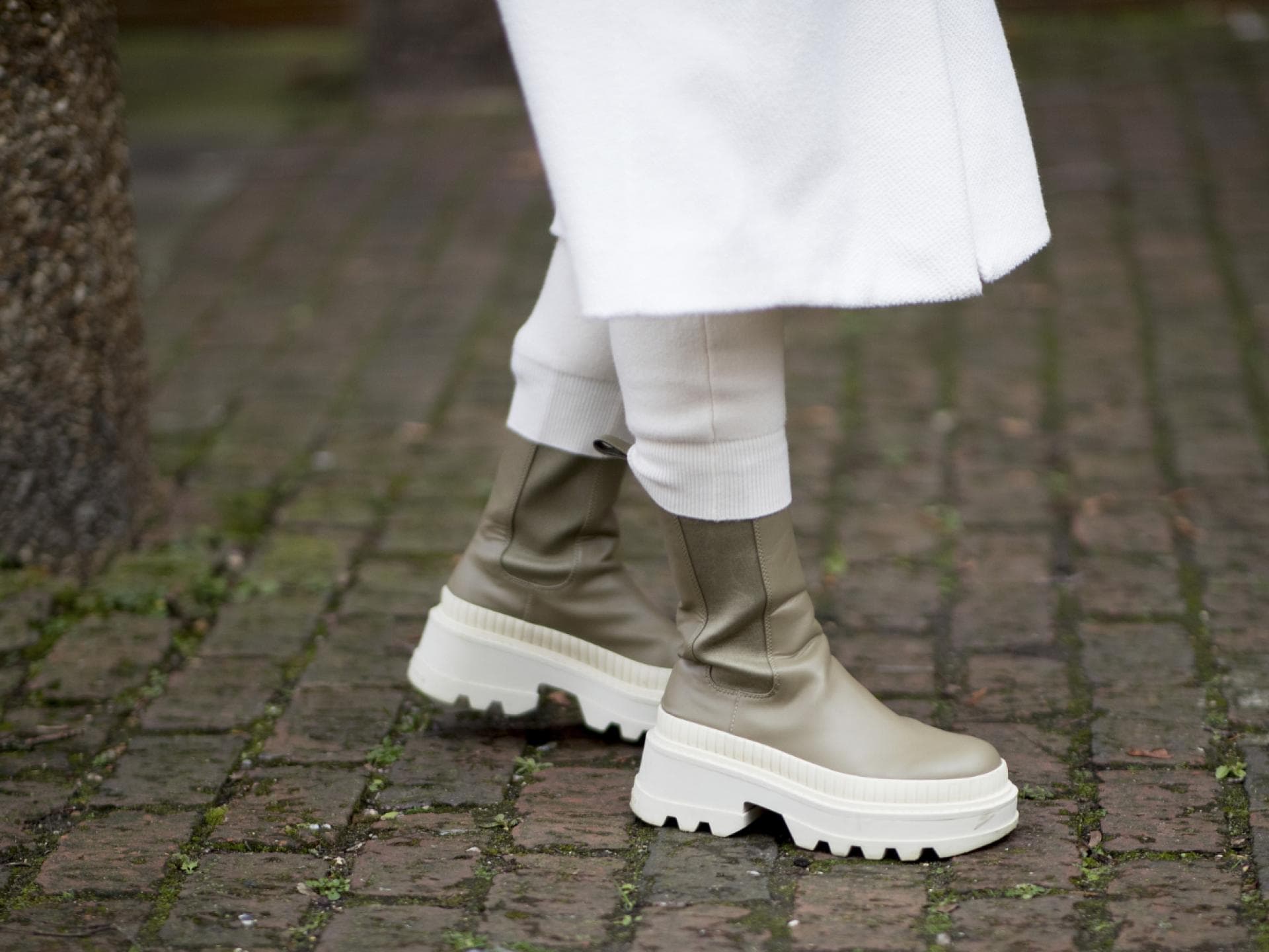 Frau trägt Schuhe grün grau mit weißer Sohle