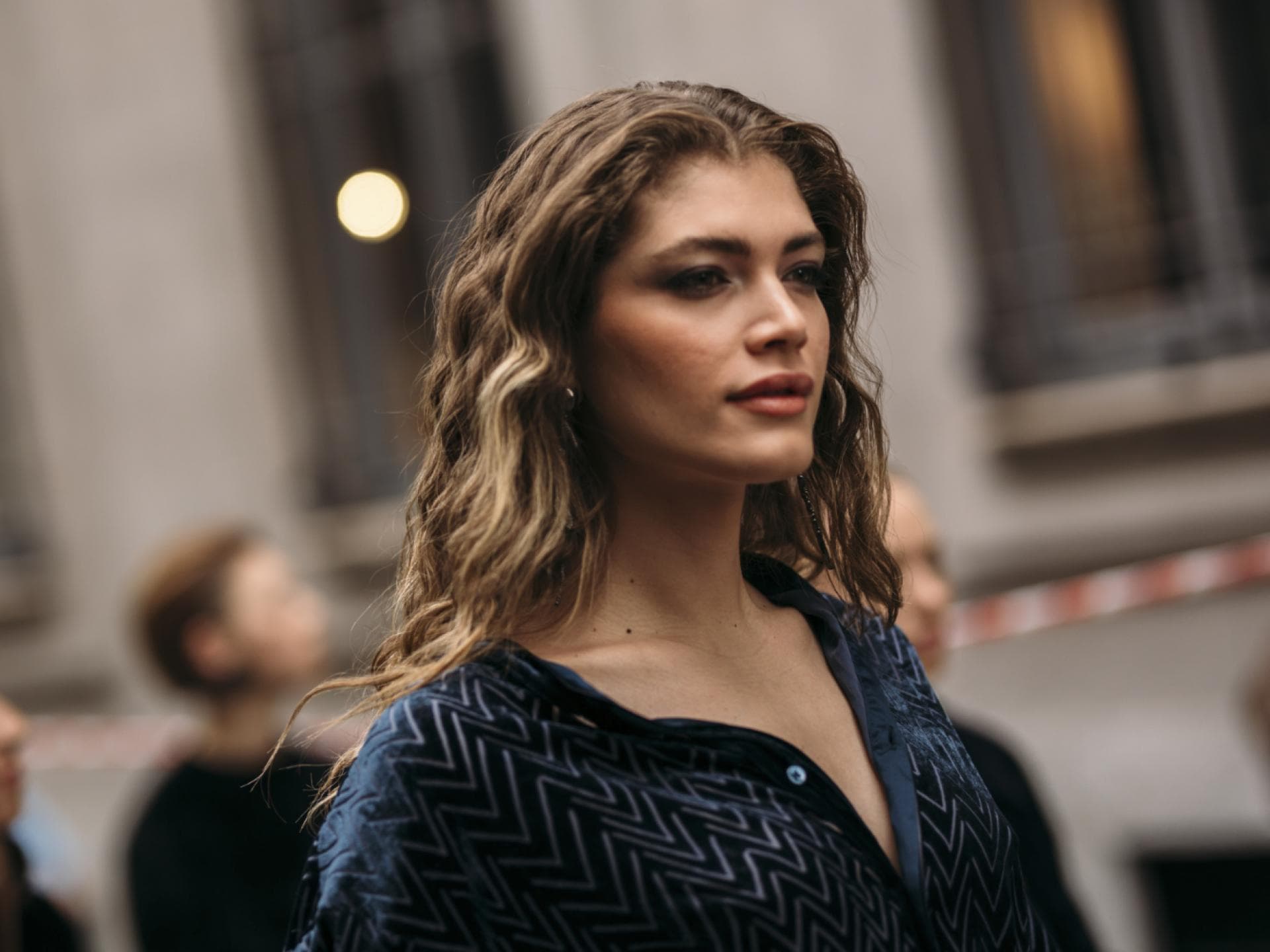 Frau trägt wellige Haare Streetstyle