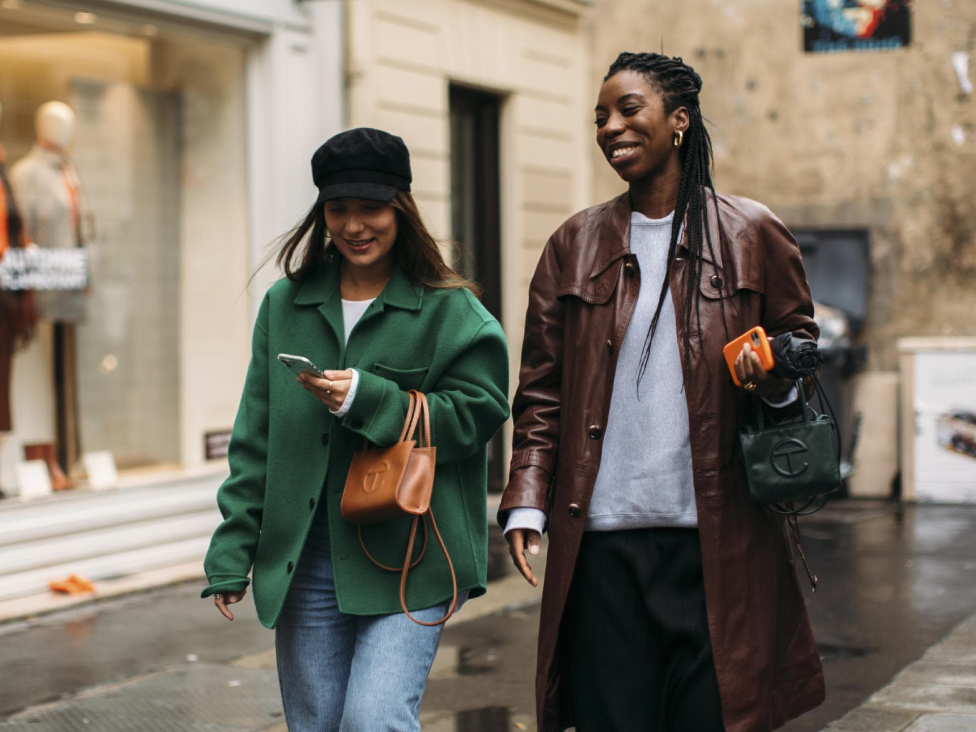 Frauen lachen Streetstyle stylische Looks Frauen lachen Streetstyle stylische Looks