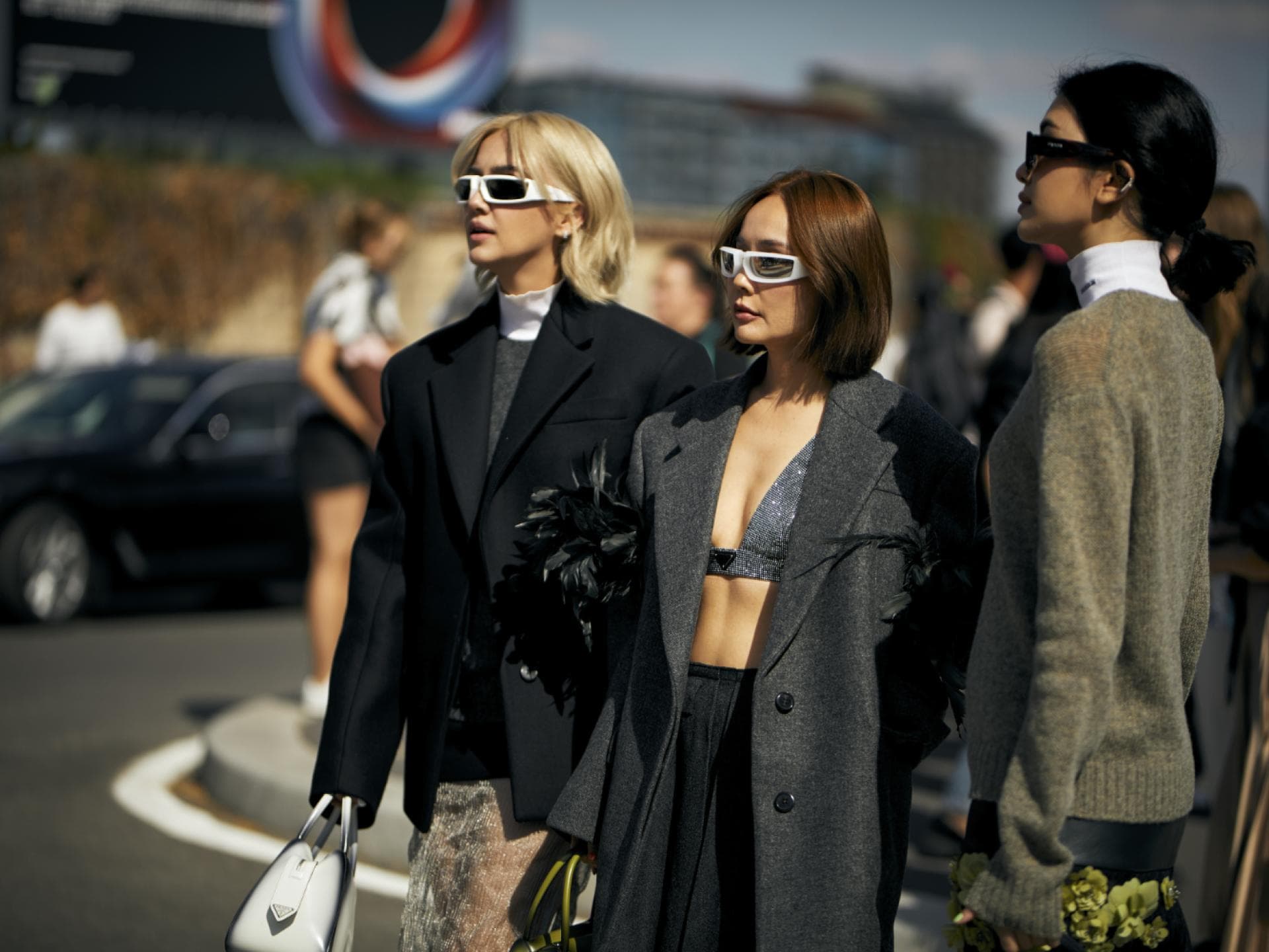 Mailand Fashion Week drei Frauen tragen verschiedene Looks
