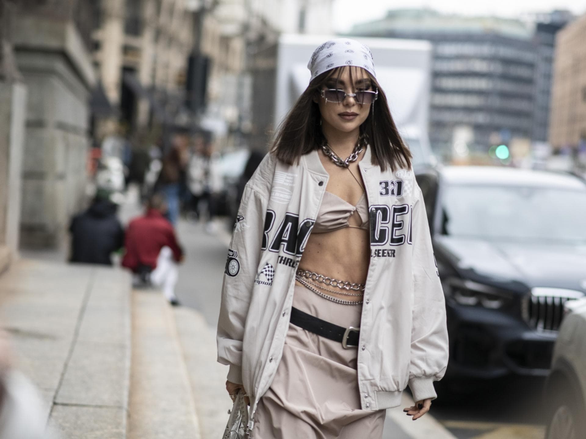 Mailand Fashion Week Streetstyle Frau trägt BH beige Rock beige Racing Jacke Mailand Fashion Week Streetstyle Frau trägt BH beige Rock beige Racing Jacke