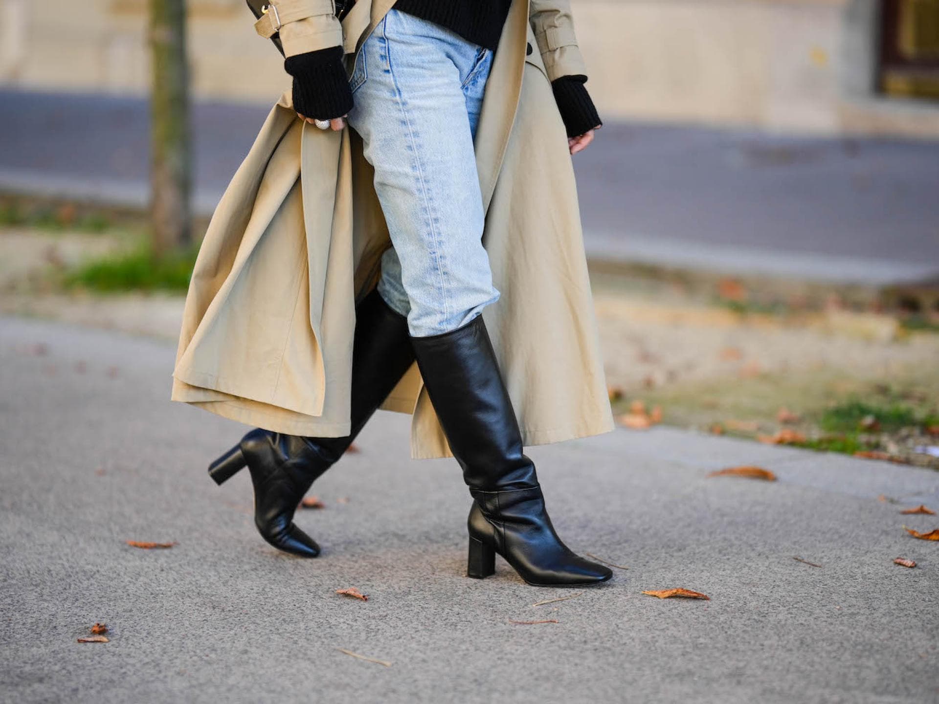 Schwarze Stiefel zur Jeans