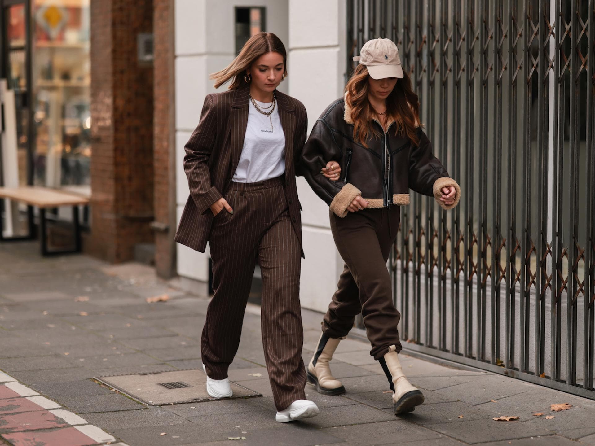 Zwei Frauen Streetstyle Zwei Frauen Streetstyle
