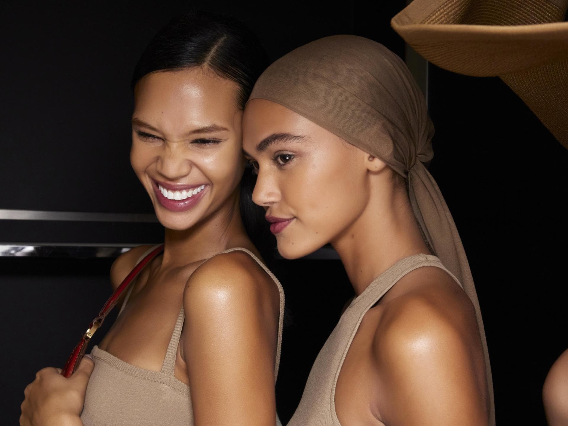 zwei Frauen Fashion Show lachen freuen sich Beauty zwei Frauen Fashion Show lachen freuen sich Beauty