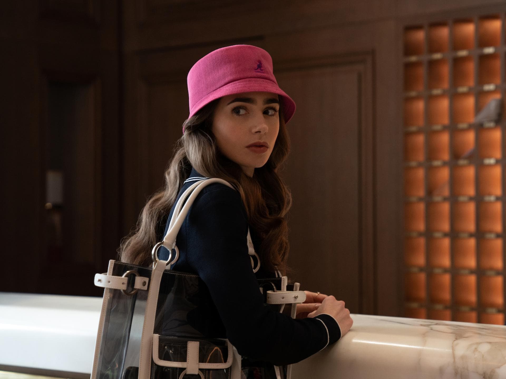 Emily in Paris Emily mit rosafarbenem Bucket Hat