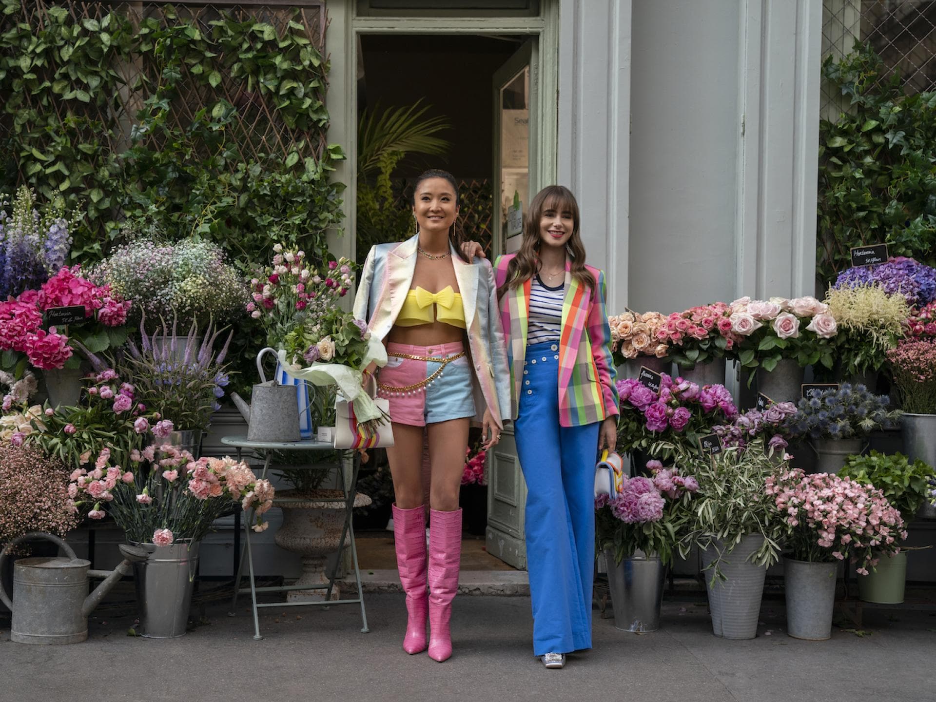 Emily in Paris Emily in einem bunten Blazer zusammen mit Mindy