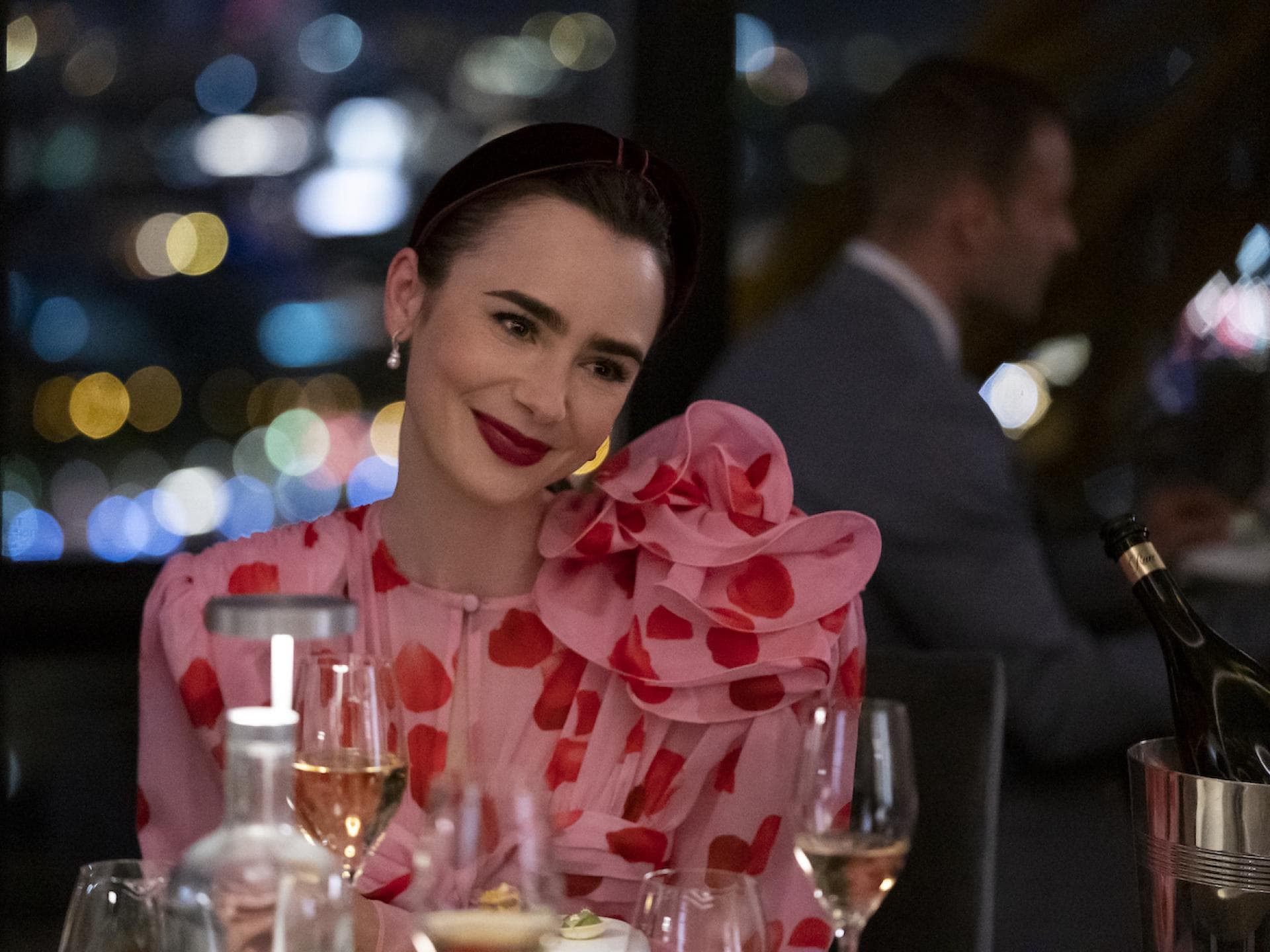 Emily in Paris in einem bunten Oberteil