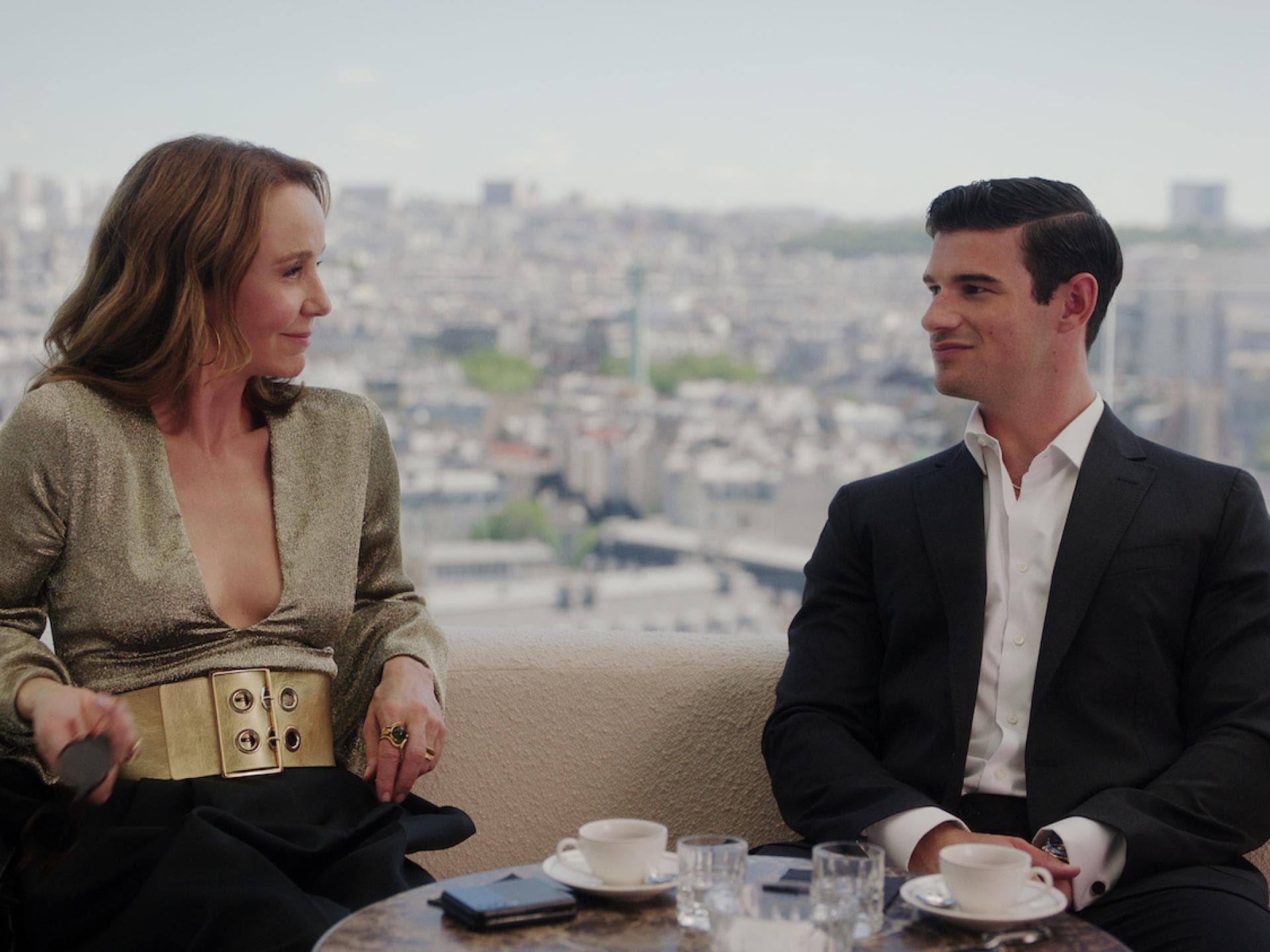 Emily in Paris golde Bluse mit Ausschnitt und Gürtel
