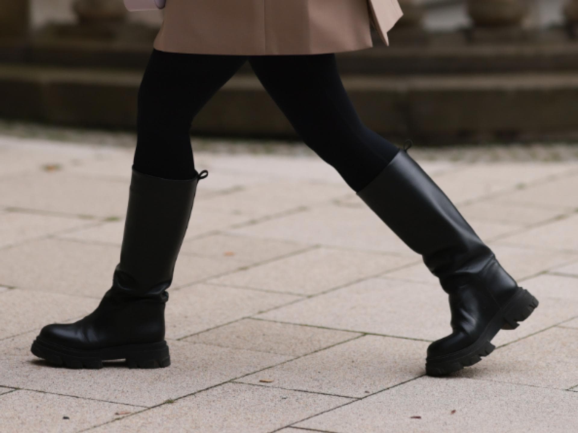 Frau trägt schwarze Stiefel