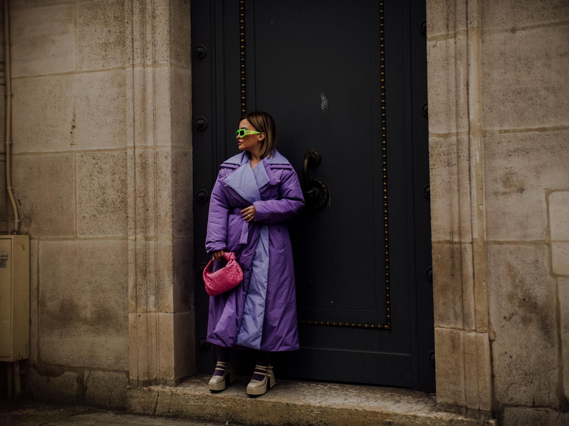 Frau in lilafarbener Daunenjacke