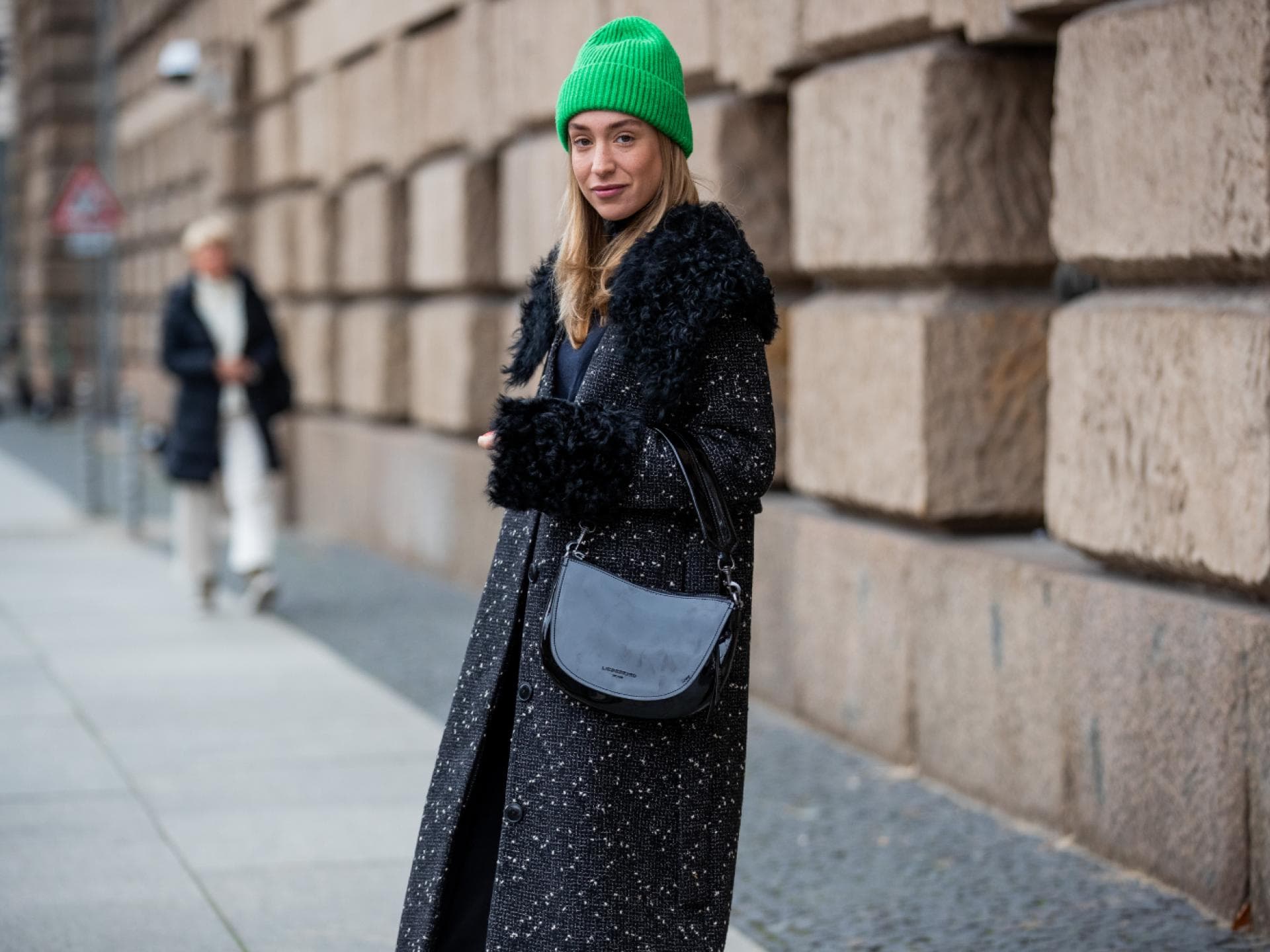Sonia Lyson trägt Mantel mit Muster grüne Mütze und Liebeskind Berlin Tasche Sonia Lyson trägt Mantel mit Muster grüne Mütze und Liebeskind Berlin Tasche