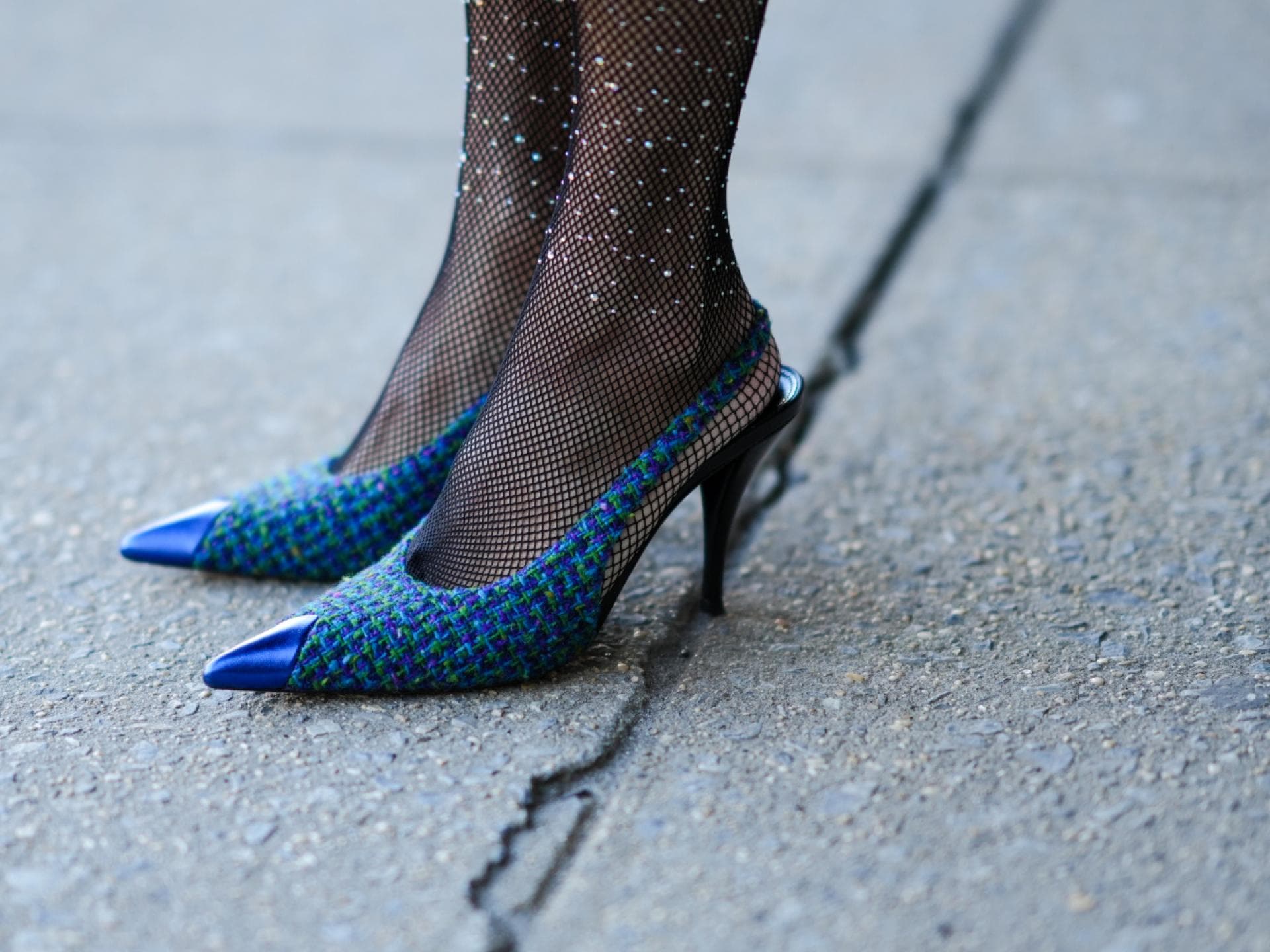 Streetstyle Frau trägt Strassstrumpfhose und Heels Streetstyle Frau trägt Strassstrumpfhose und Heels