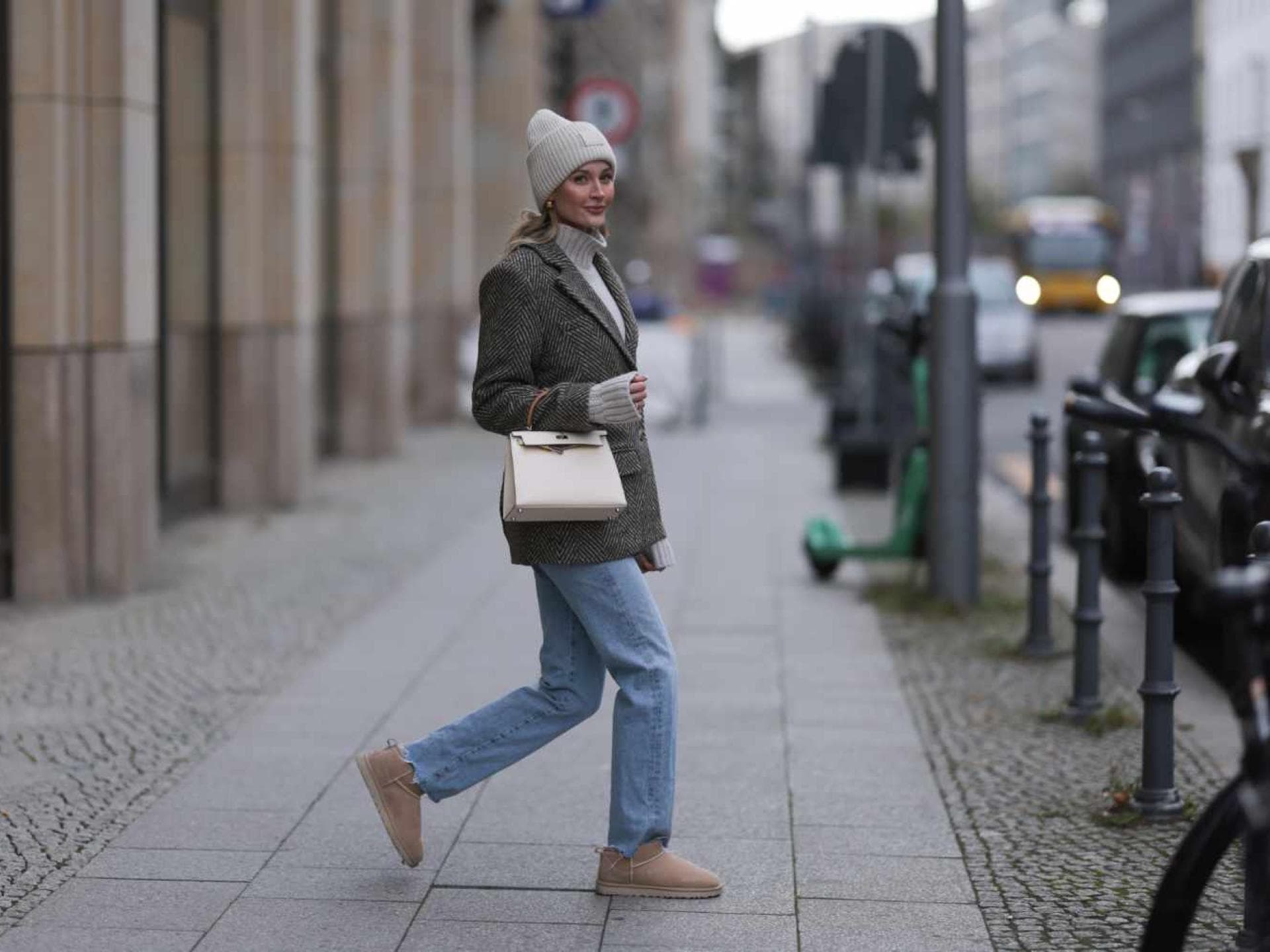 Streetstyle Mandy Bork trägt UGG Boots Jeans Blazer