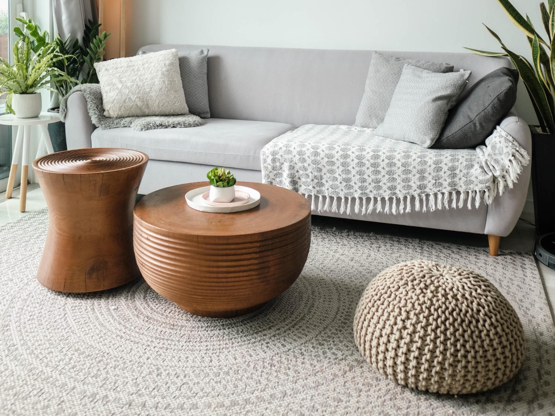 Wohnzimmer Couch zwei Tische Hocker Bilder Wand